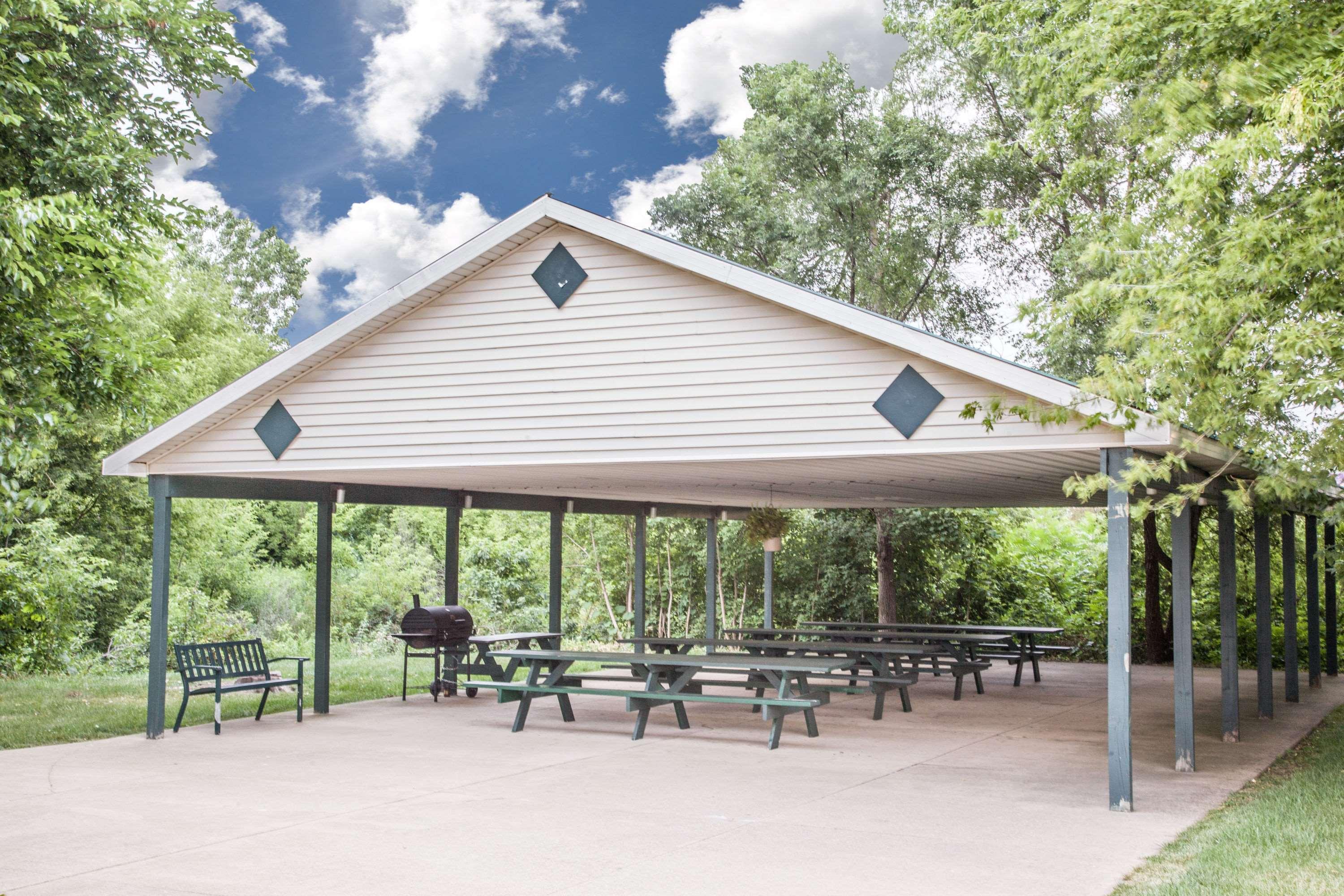 Vista Exterior Super 8 by Wyndham Three Rivers