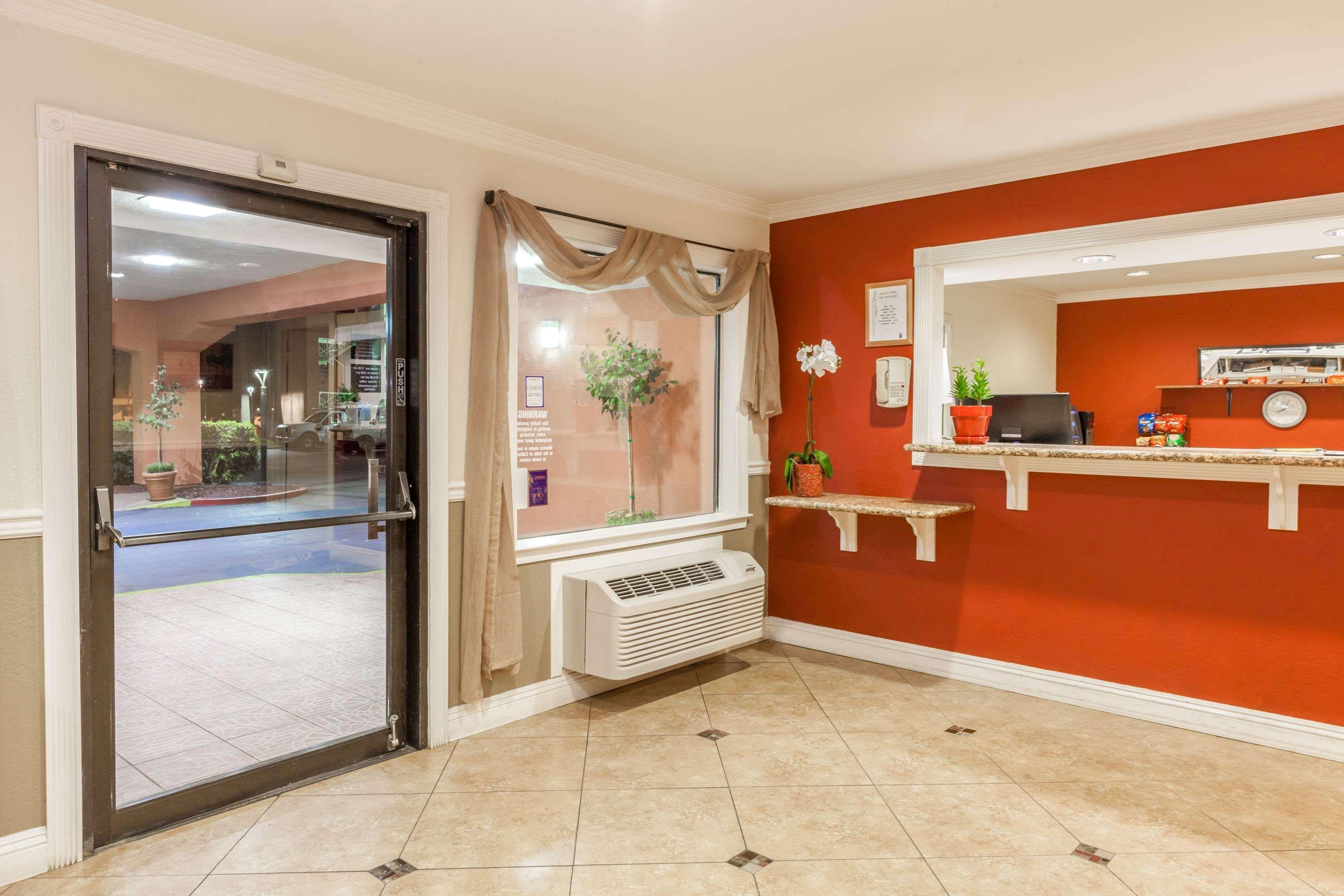Vista Lobby Super 8 by Wyndham Bakersfield/Central