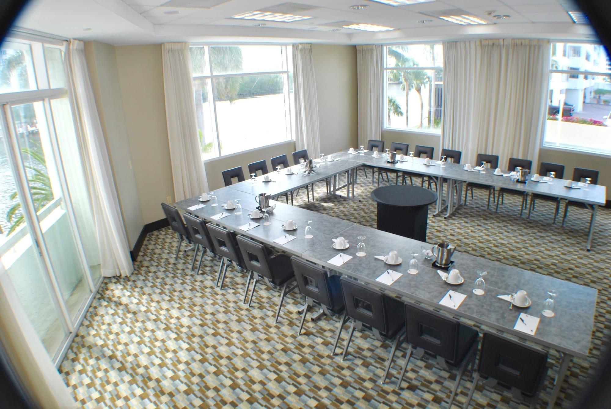 Sala de Reuniones GALLERYone- A DoubleTree Suites by Hilton Hotel