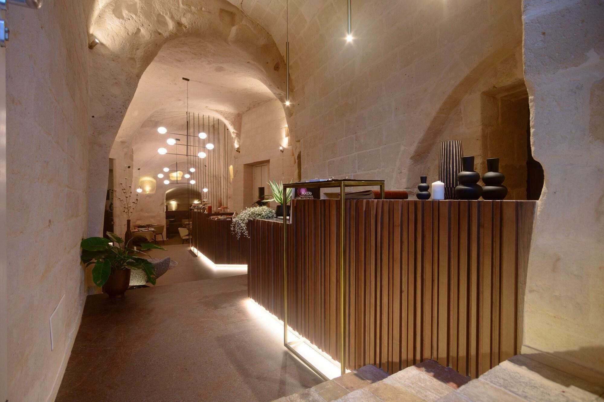 Vista Lobby Le Malve Cave Retreat