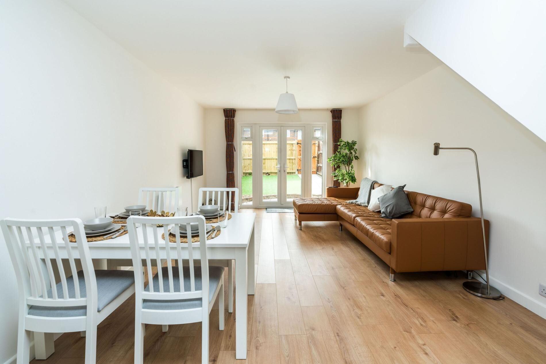Restaurant Sleek and Stylish 2BD Home With a Garden Anerley