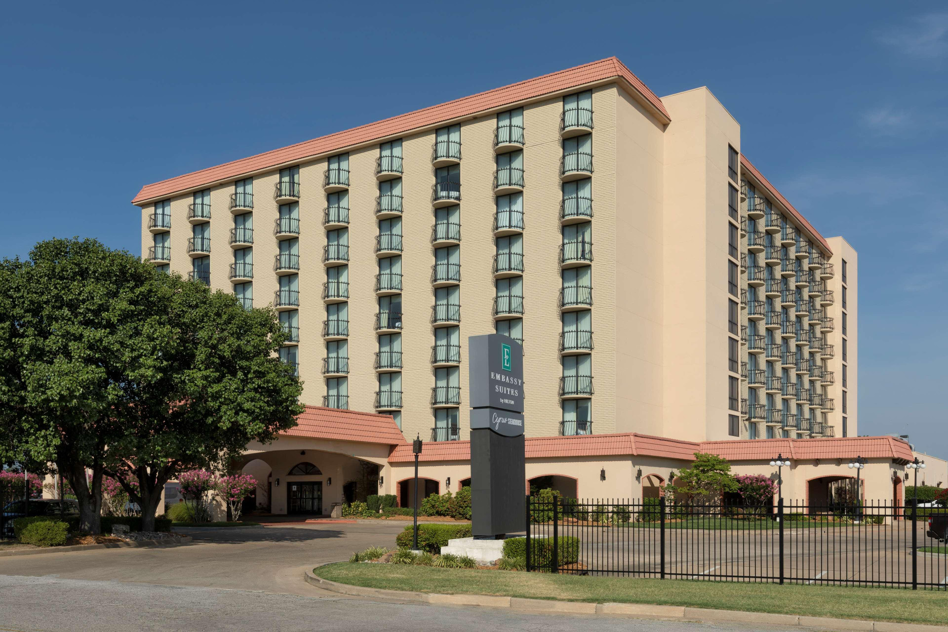 Vista Exterior Embassy Suites by Hilton Tulsa I-44
