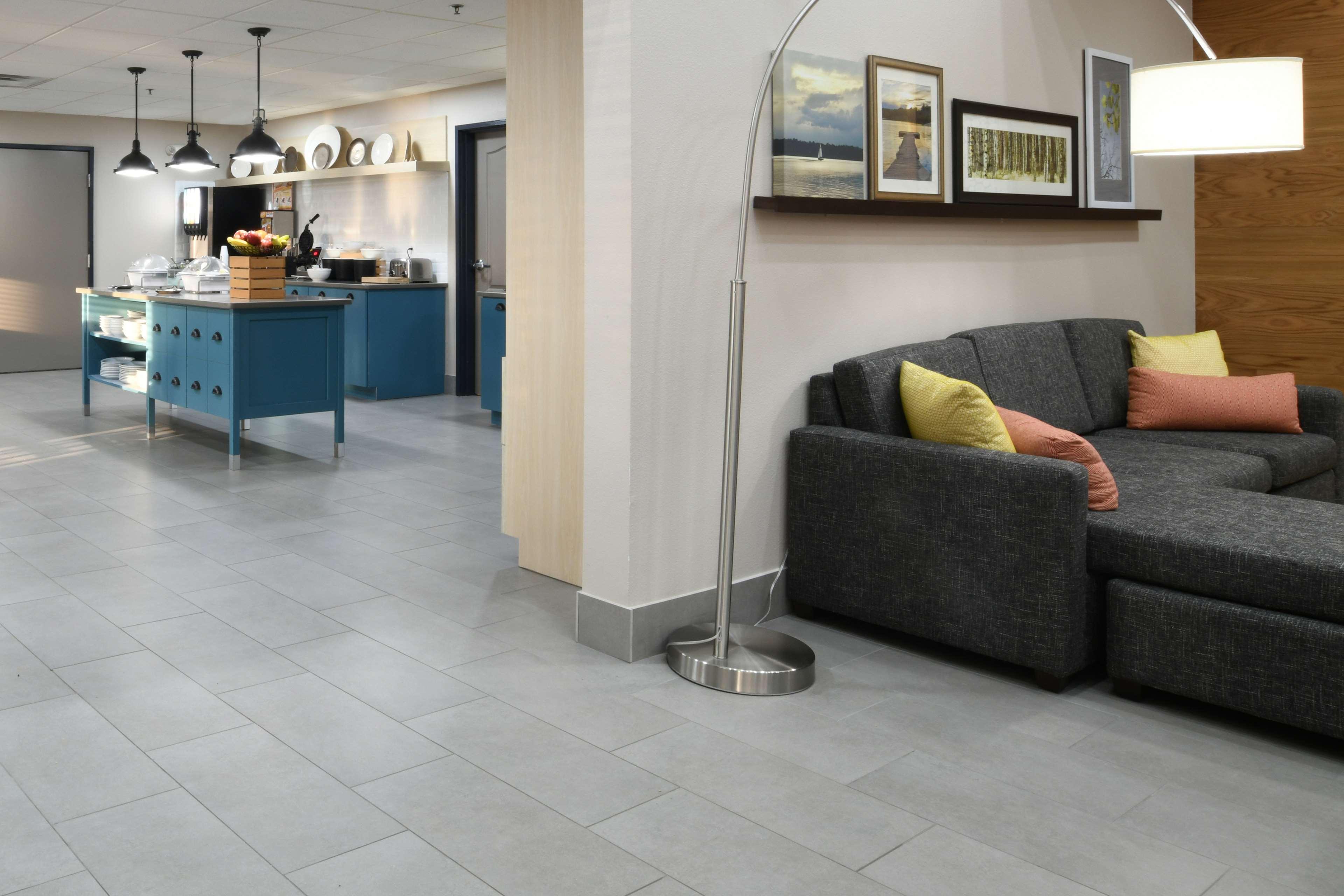 Vista Lobby Country Inn & Suites by Radisson, Oklahoma City Airport, OK