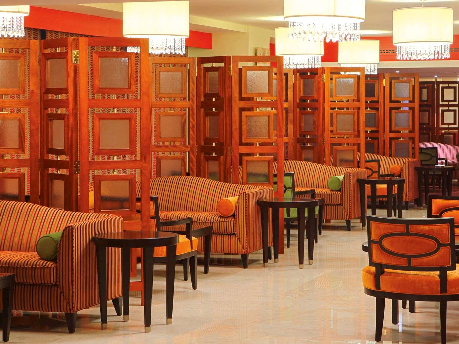 Bar/Salón Anwar Al Madinah Mövenpick Hotel