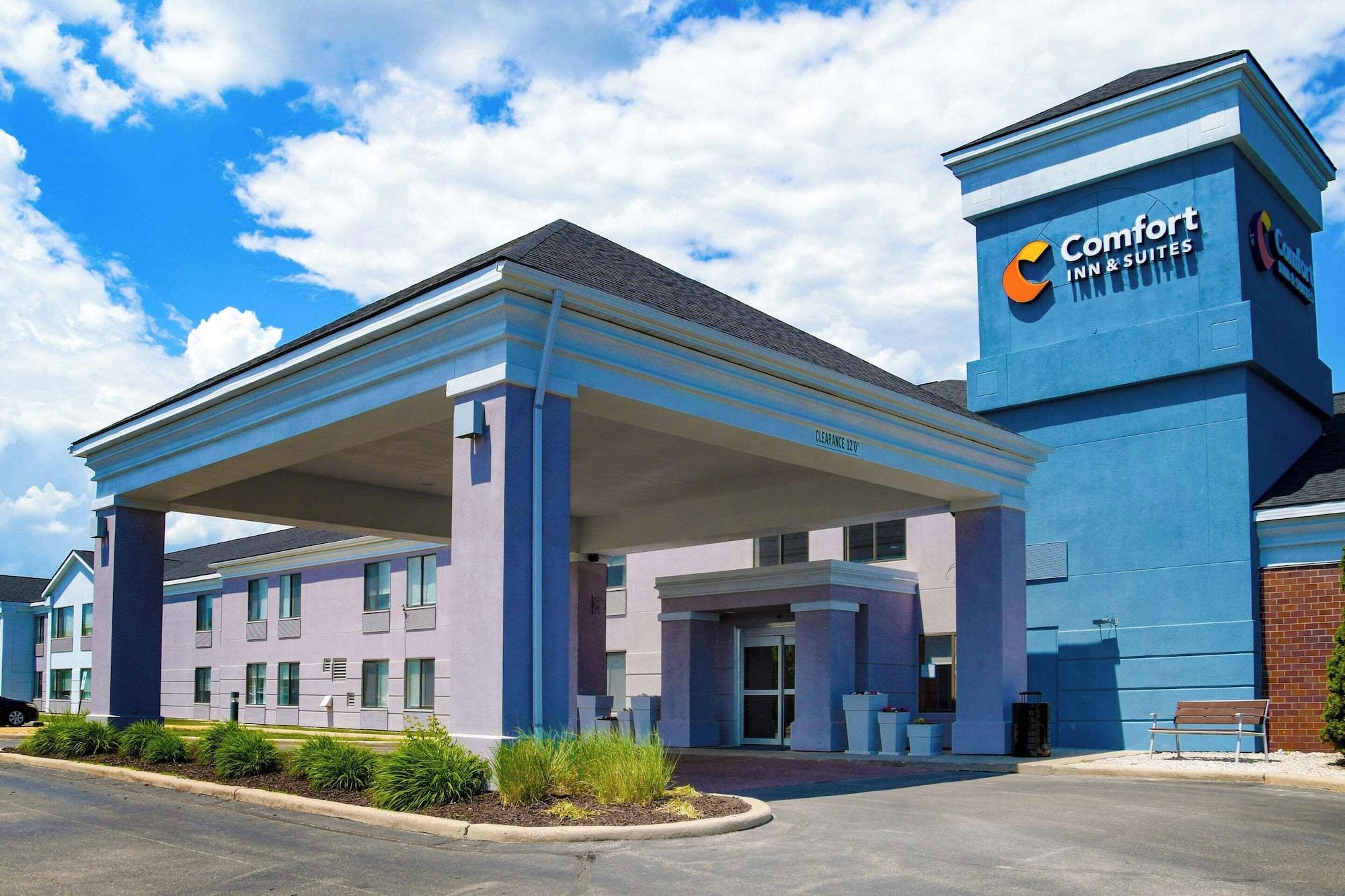 Vista Exterior Comfort Inn & Suites NW Milwaukee