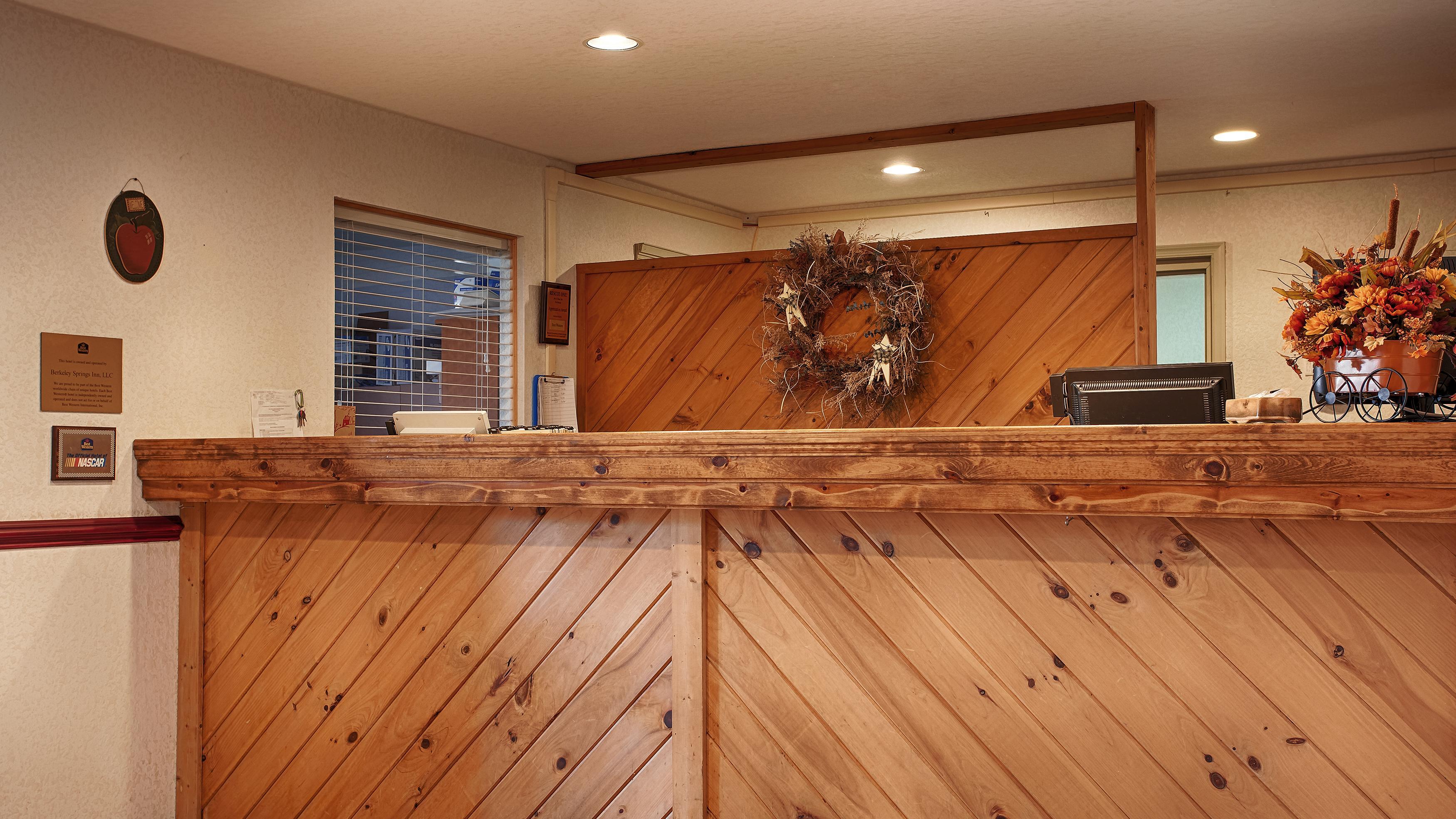 Vista Lobby SureStay Plus Hotel by Best Western Berkeley Springs