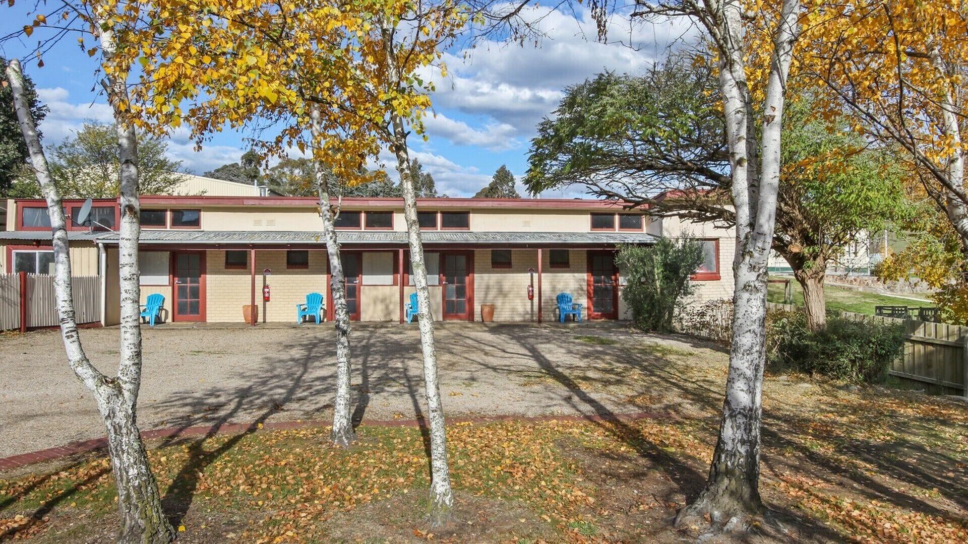 Varios Colonial Bank Motel