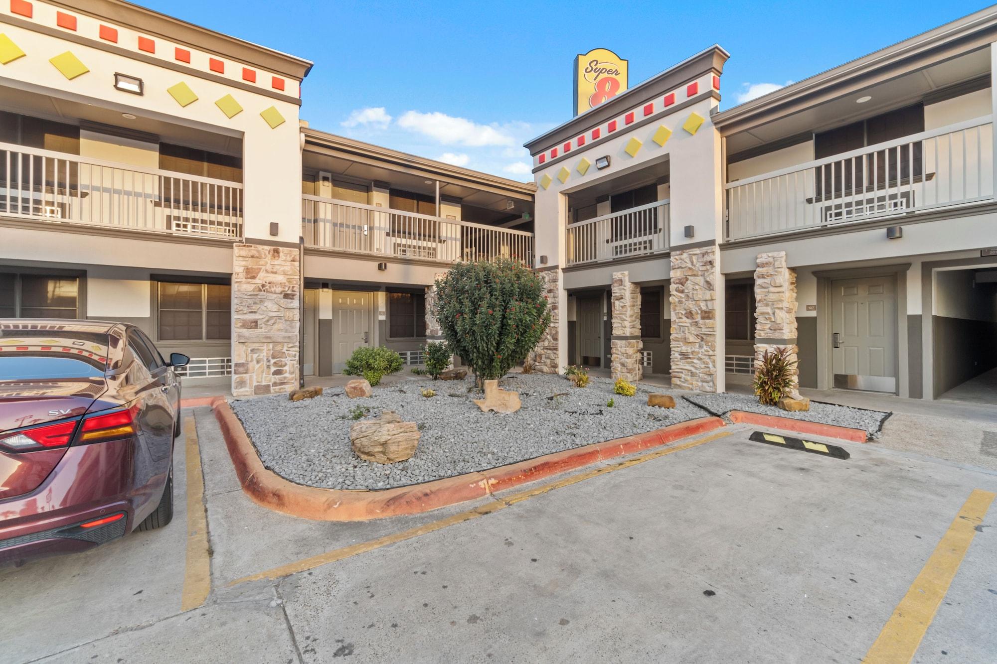 Vista Exterior Super 8 Wyndham McAllen Downtown- City Center-Plaza Mall-Airport