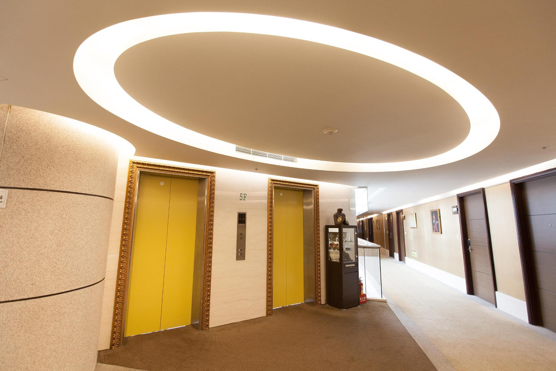 Vista Lobby Gallery Hotel