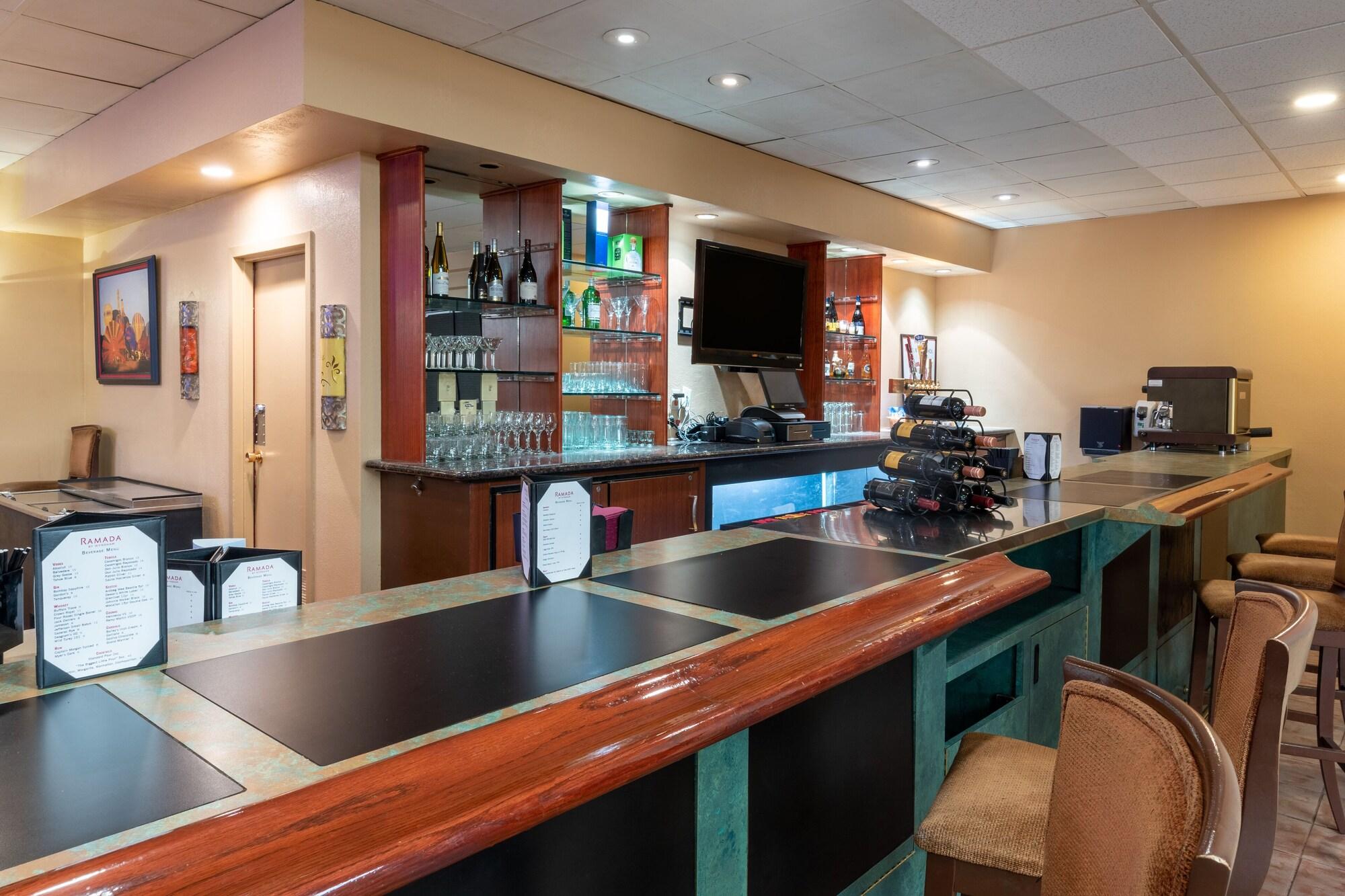 Bar/Salón Ramada by Wyndham Reno Hotel and Casino