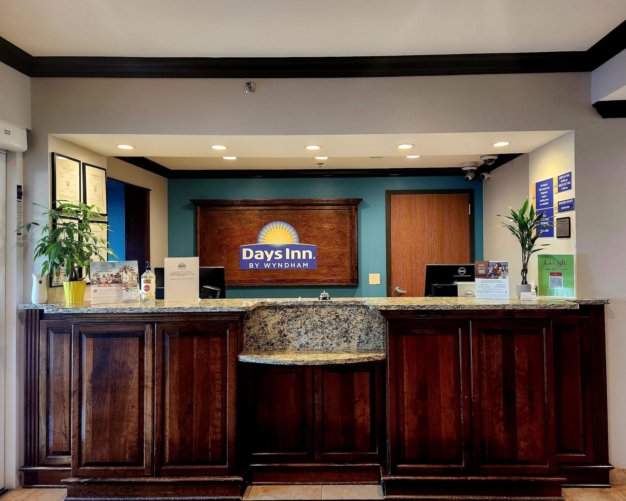 Vista Lobby Days Inn by Wyndham Baton Rouge/I-10