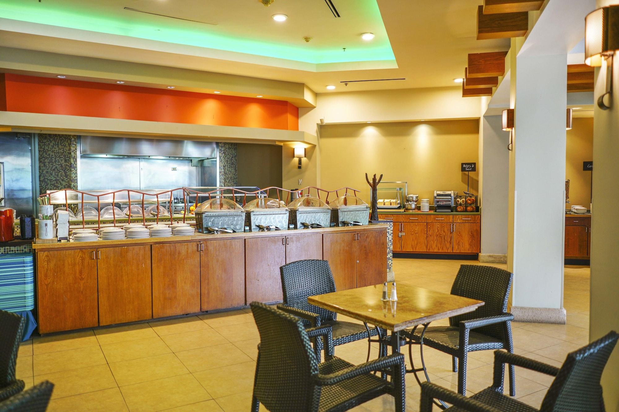 Restaurant Embassy Suites by Hilton Dorado del Mar Beach Resort