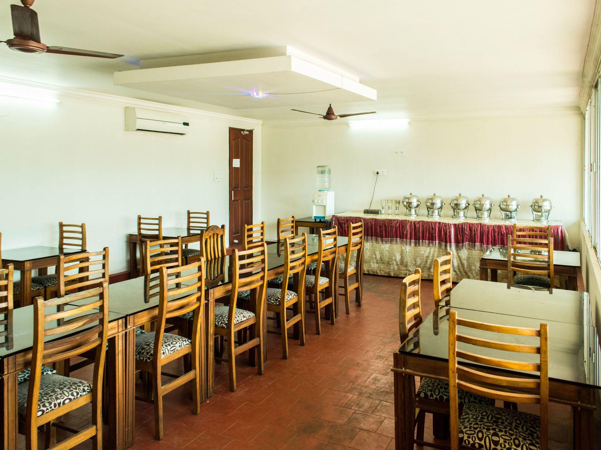 Restaurant OYO 5237 Island Lake Resort