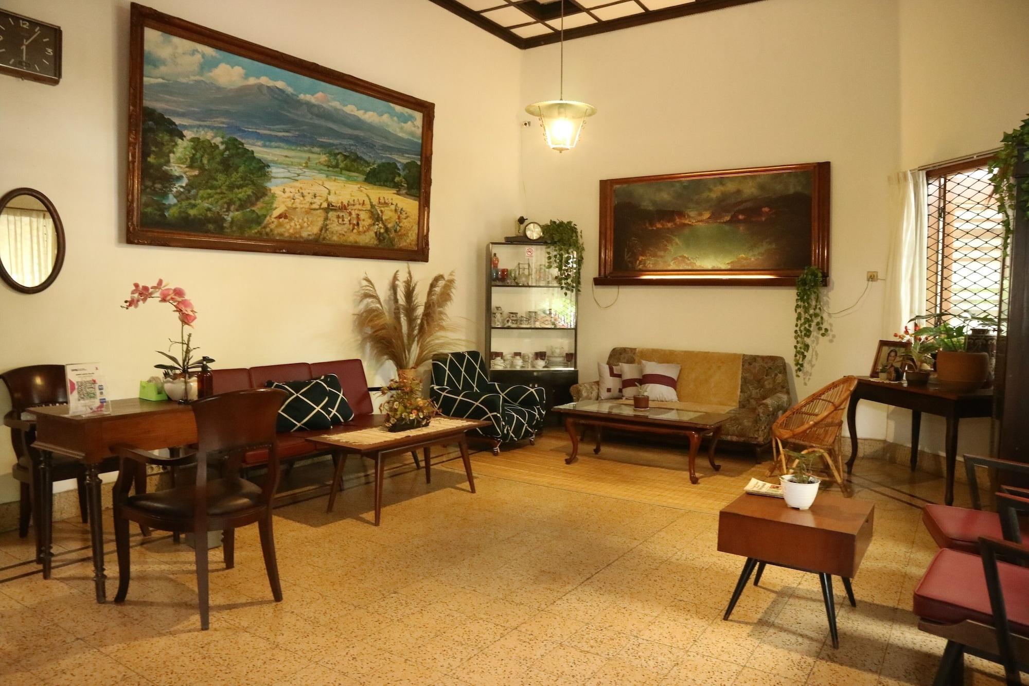 Vista Lobby Semeru Hostel Malang - Adults Only
