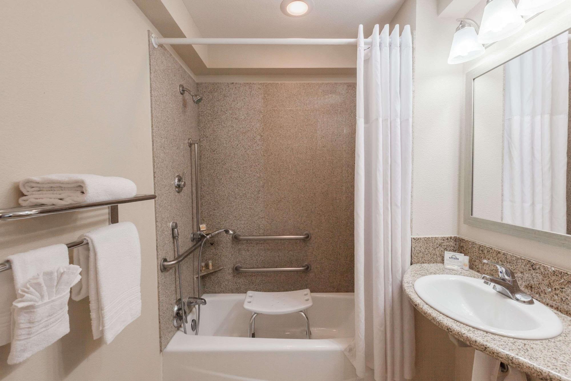 Equipamiento de Habitación Days Inn by Wyndham Santa Maria