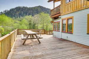 Alquiler Vacacional - Salmon Return & Wildlife Roam: Ketchikan Getaway!