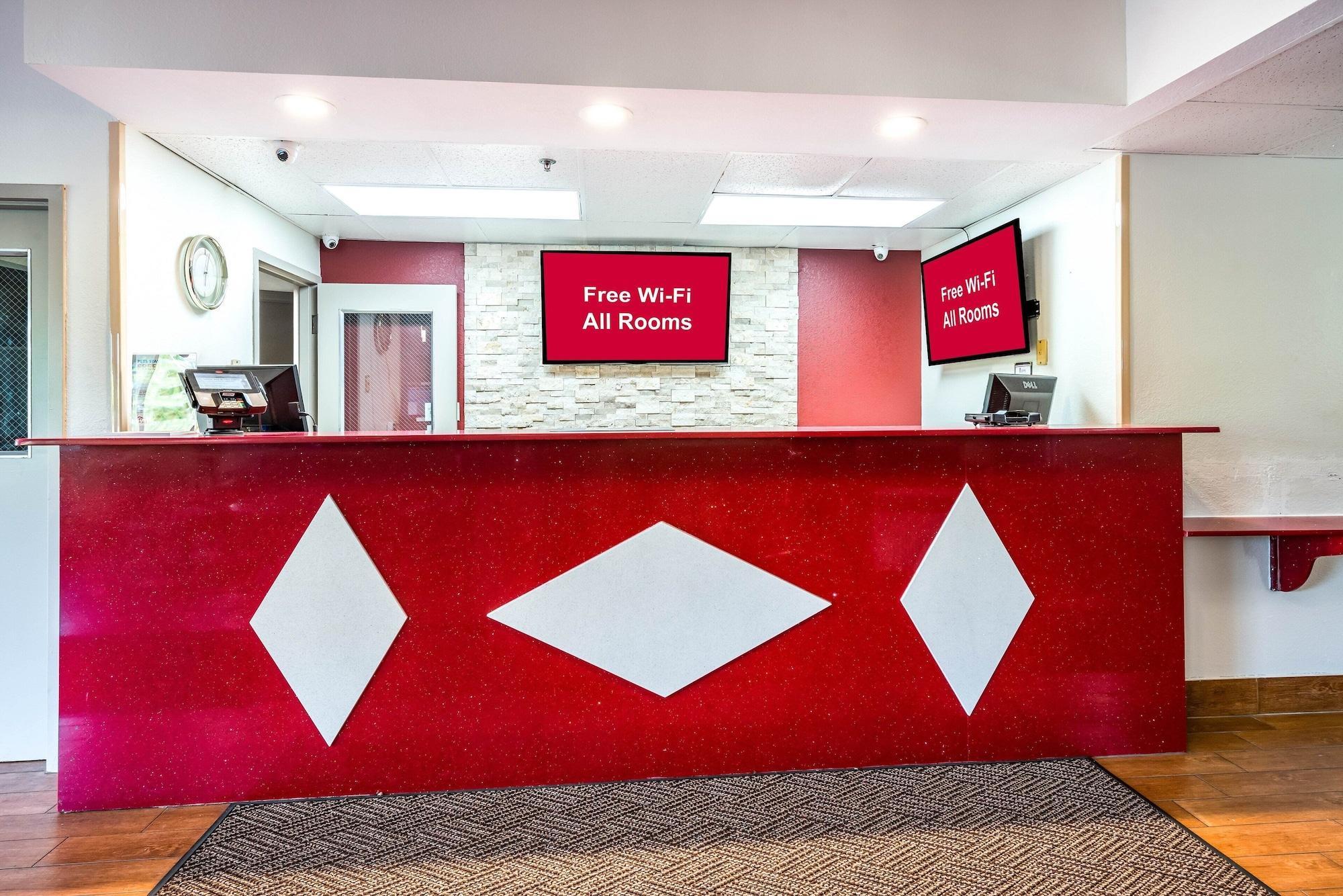 Vista Lobby Red Carpet Inn