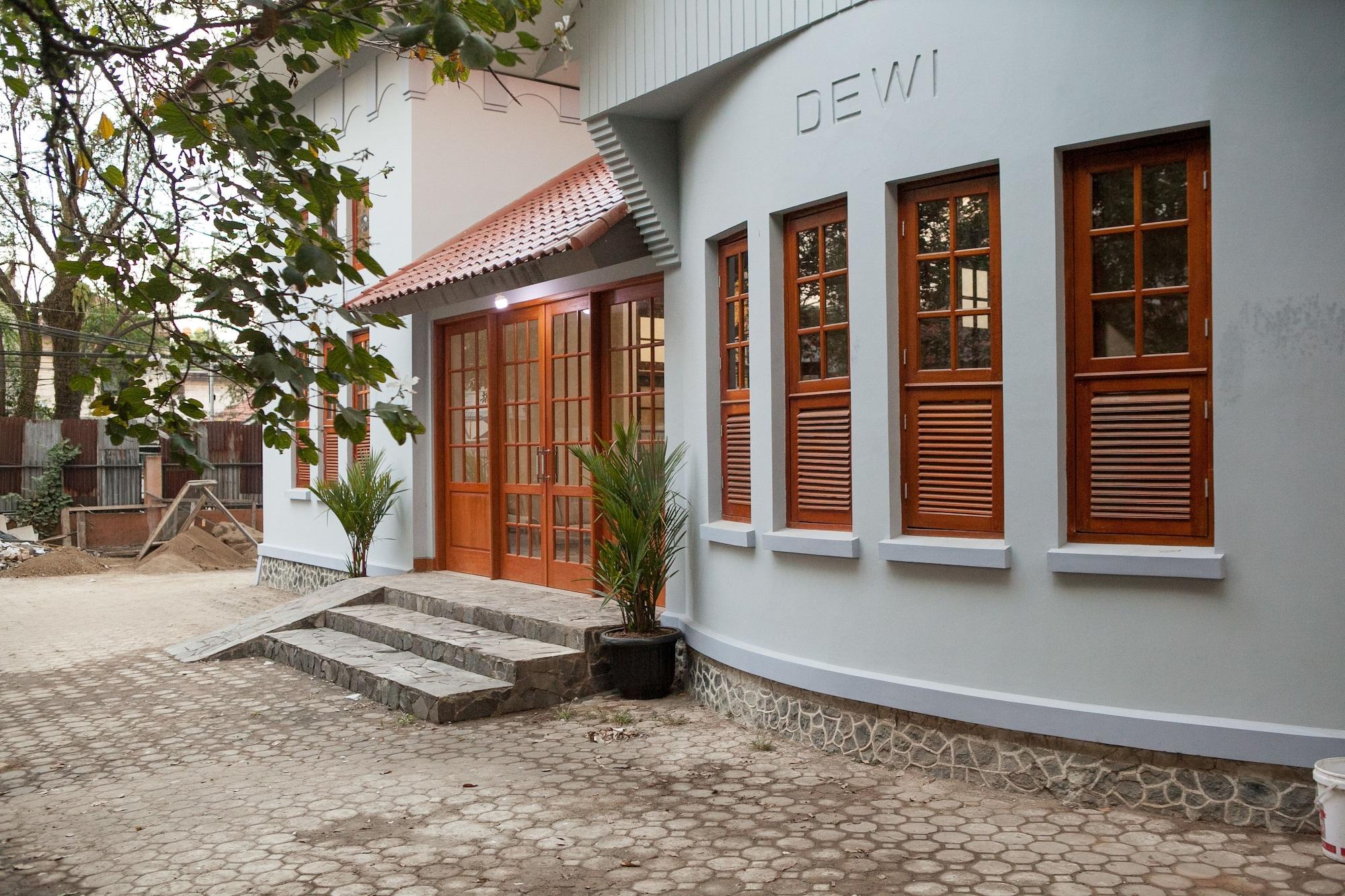 Vista Exterior RedDoorz Plus near Pasundan University