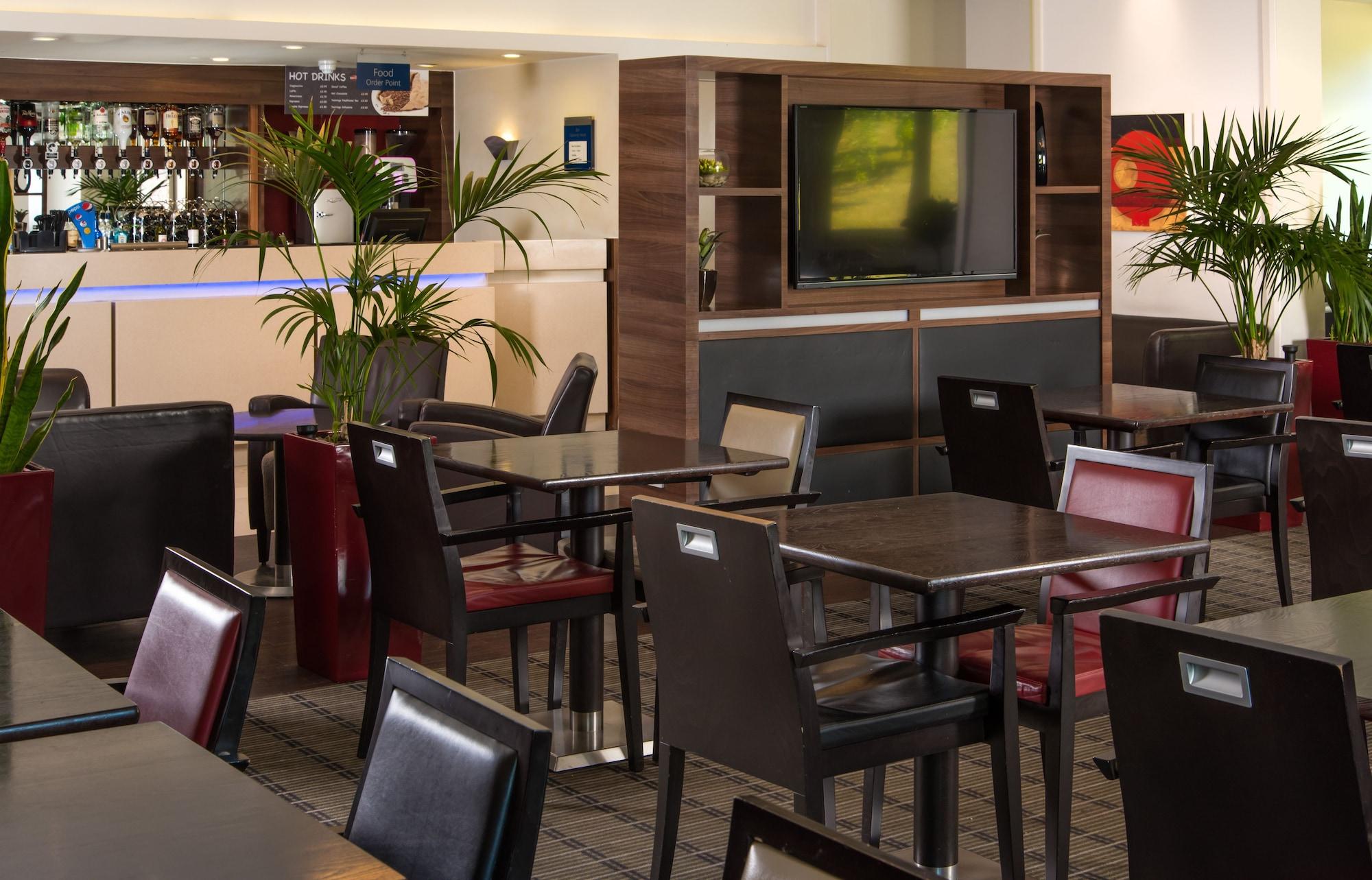 Vista Lobby Holiday Inn Express London - Dartford by IHG