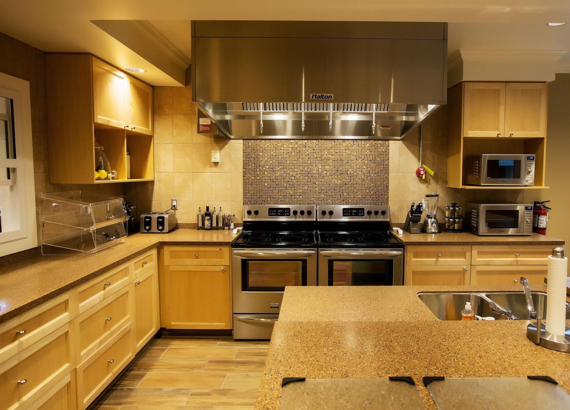 Restaurant Refresh Inn & Suites