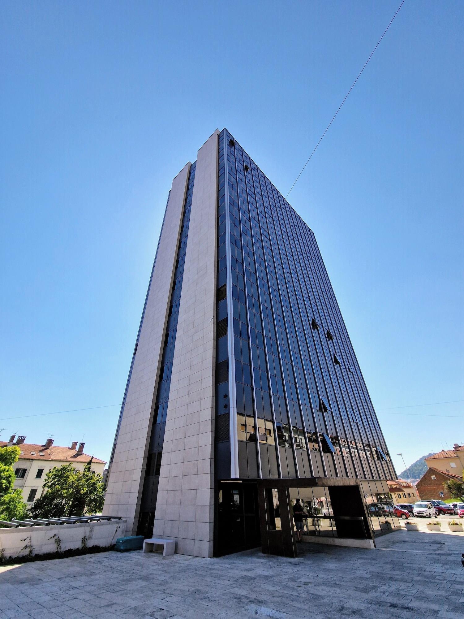 Vista Exterior Horizon Luxury Suites