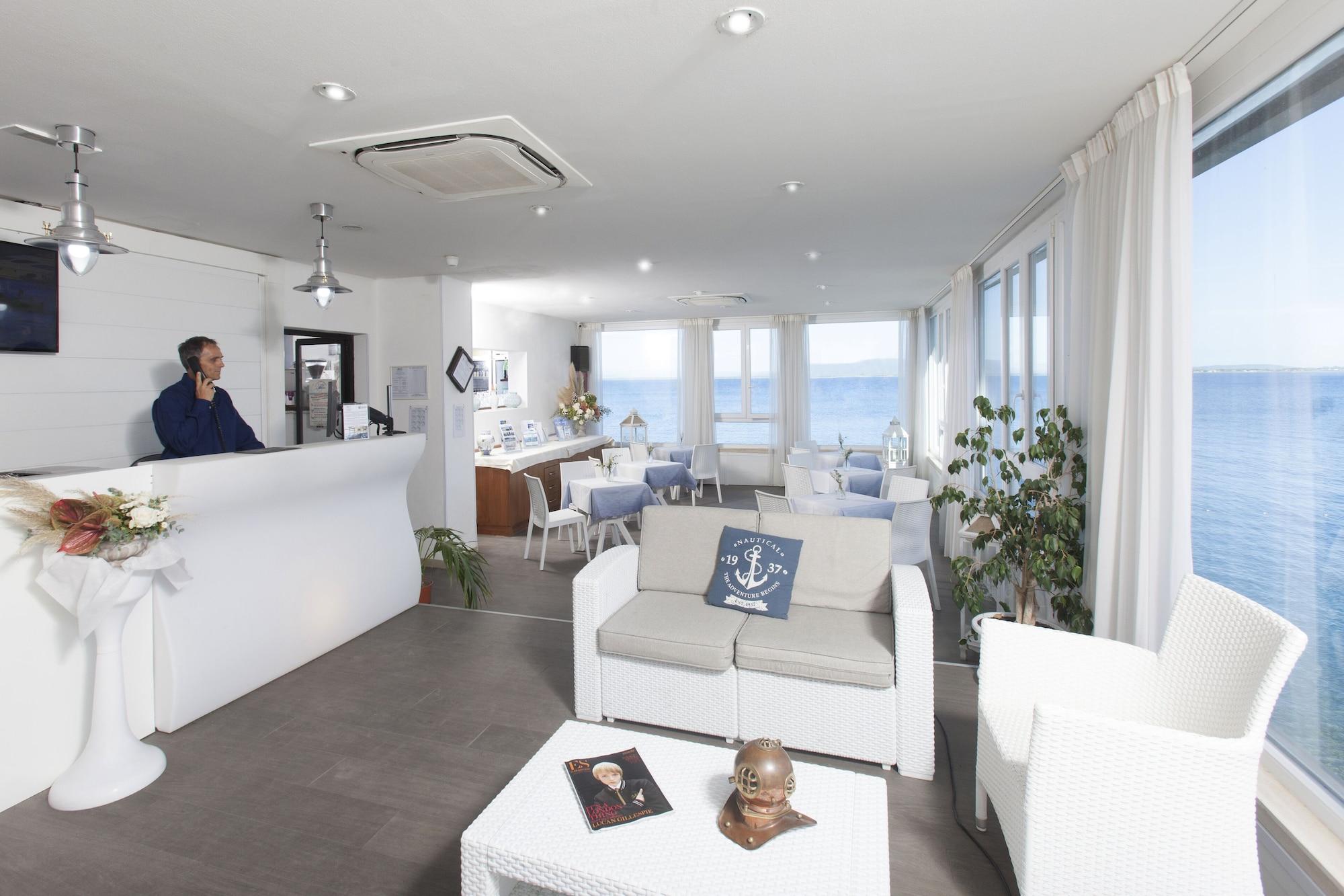 Vista Lobby Hotel La Caletta