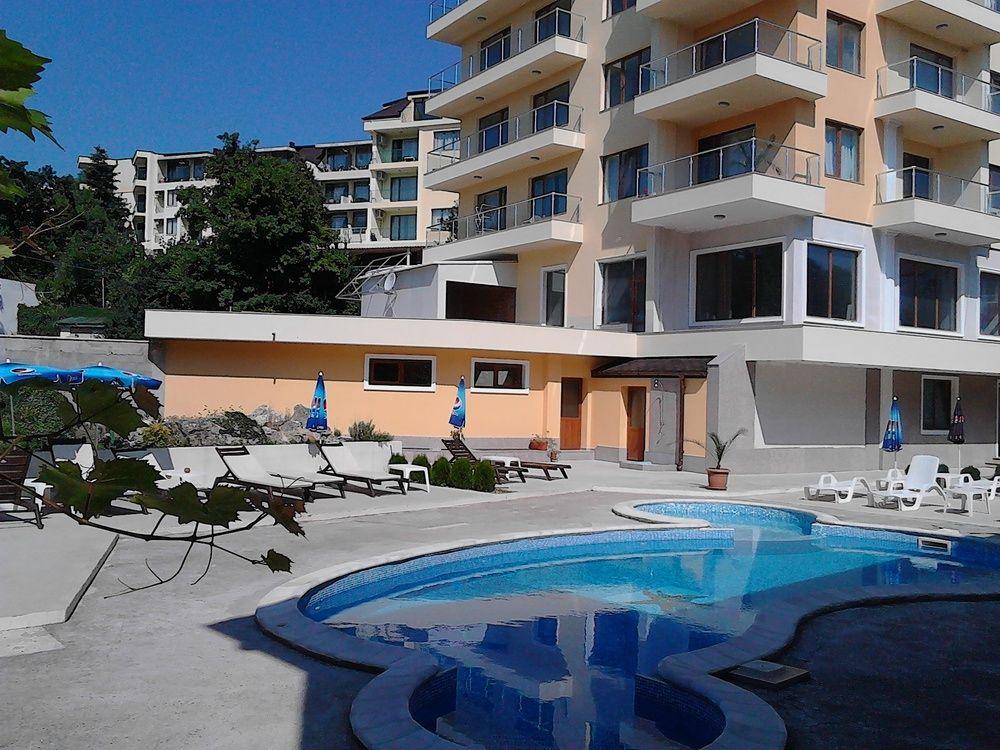 Varios Golden House Apartments