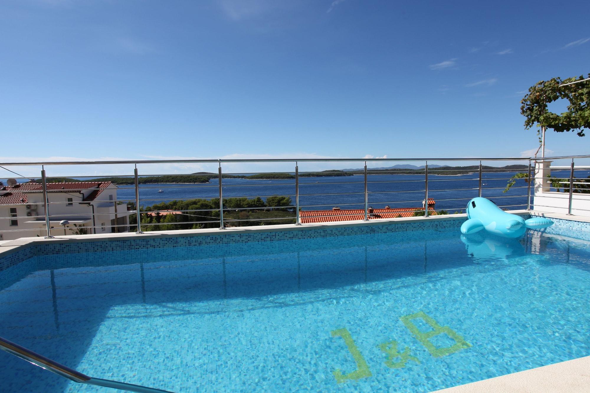 Varios J & B Holiday House