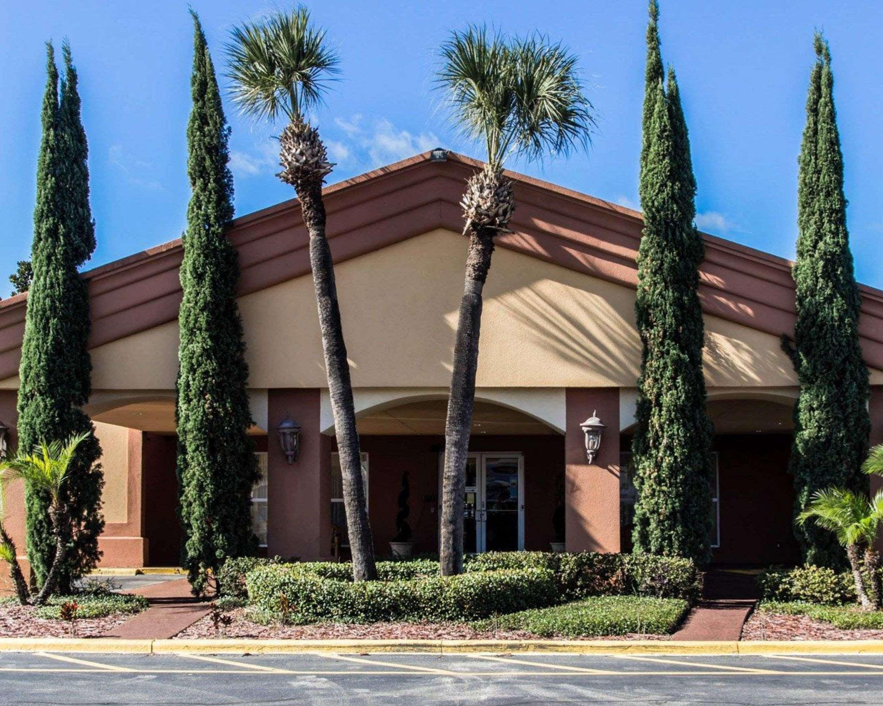 Vista Exterior Econo Lodge Inn and Suites Near Florida Mall