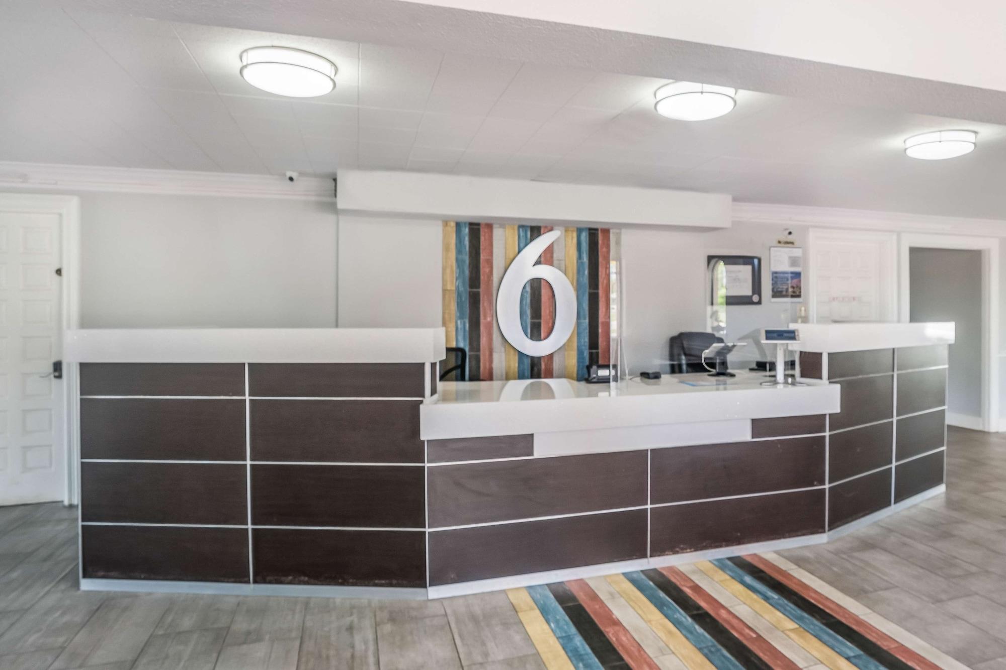 Vista Lobby Motel 6 Dallas, TX - Market Center