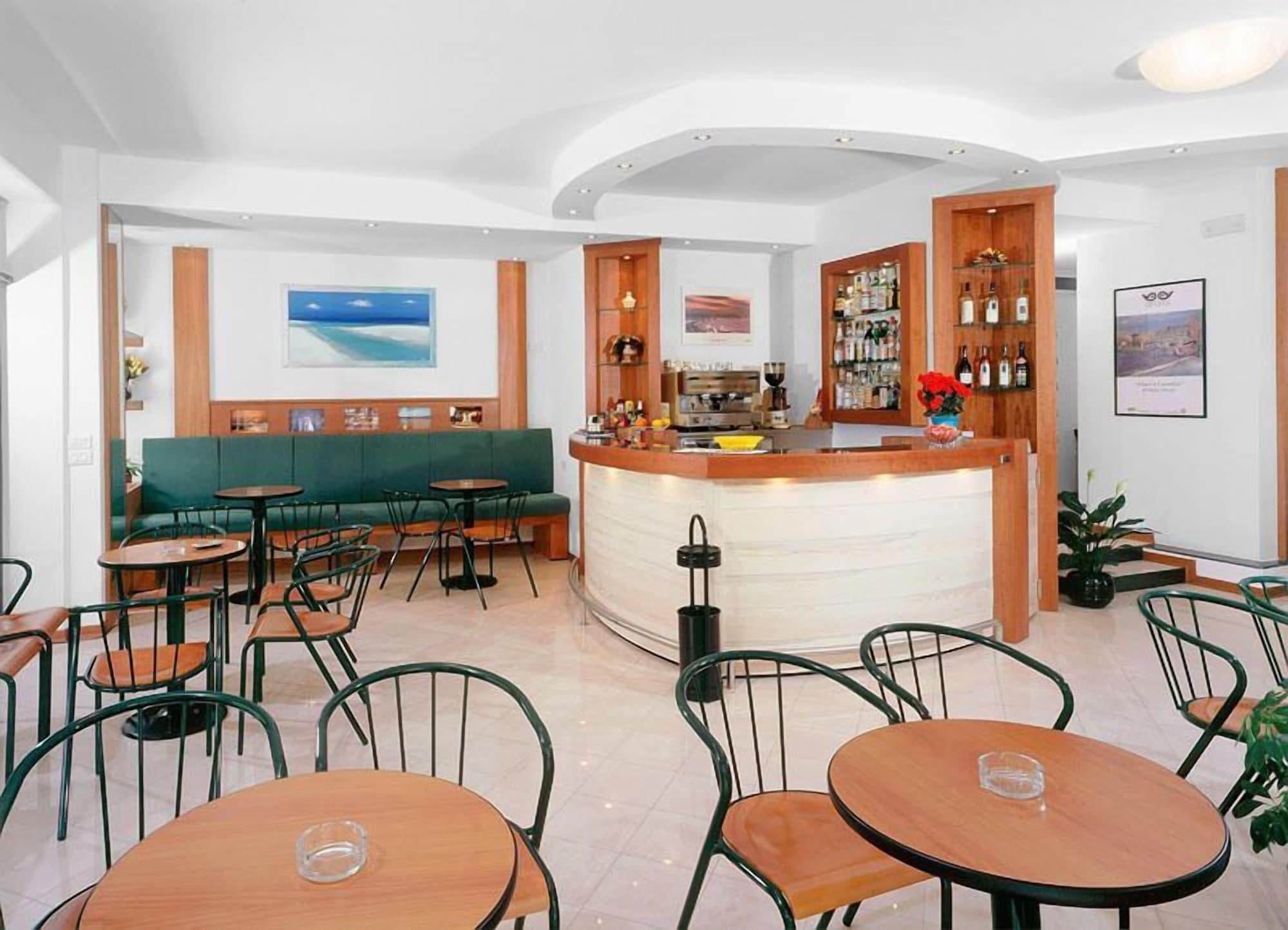Bar/Salón Hotel La Plage