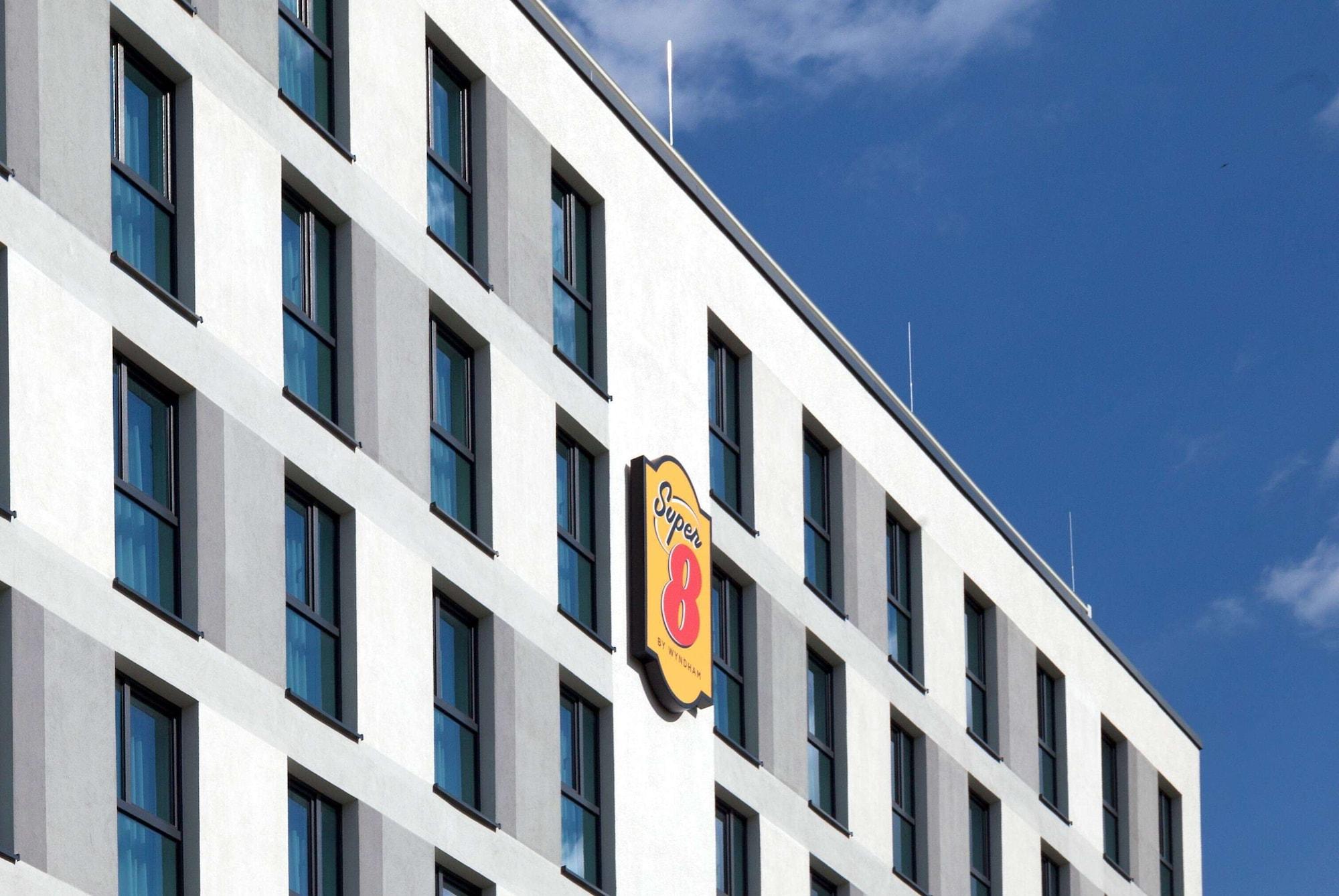 Vista Exterior Super 8 by Wyndham Oberhausen am Centro