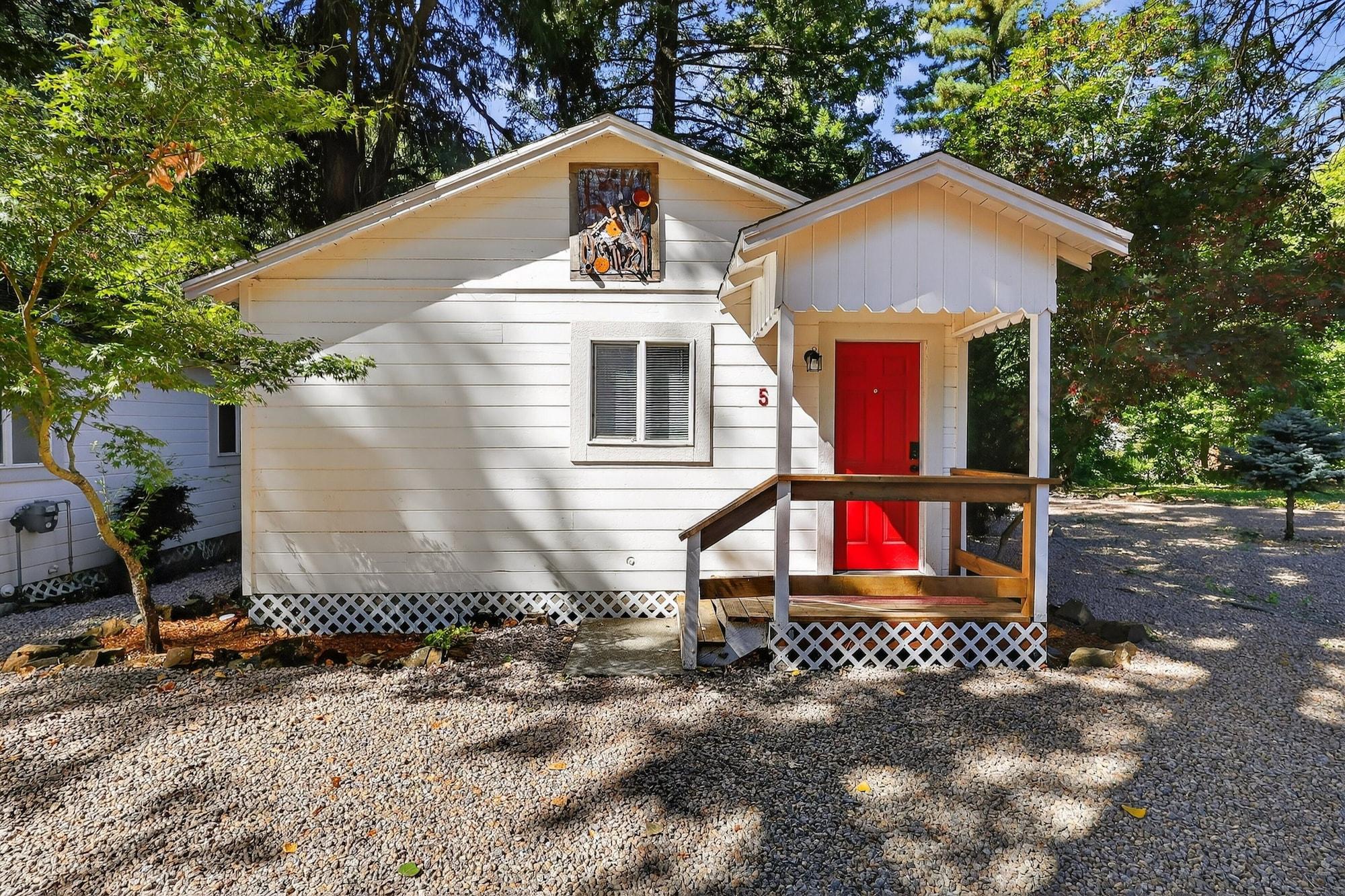 Varios Rouge Cobb Mountain Hotel - Cabin 5