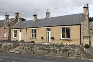 Alquiler Vacacional - Historic, homely village retreat with log fires, in stunning Borders. Sleeps 4/6