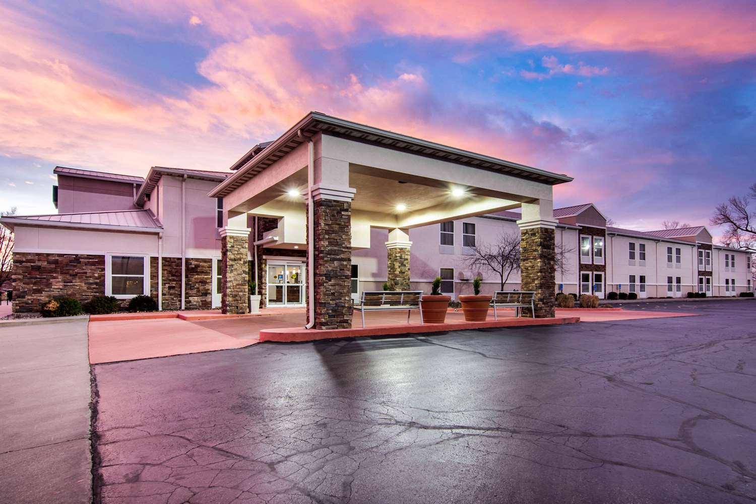 Vista Exterior Holiday Inn Express & Suites Junction City