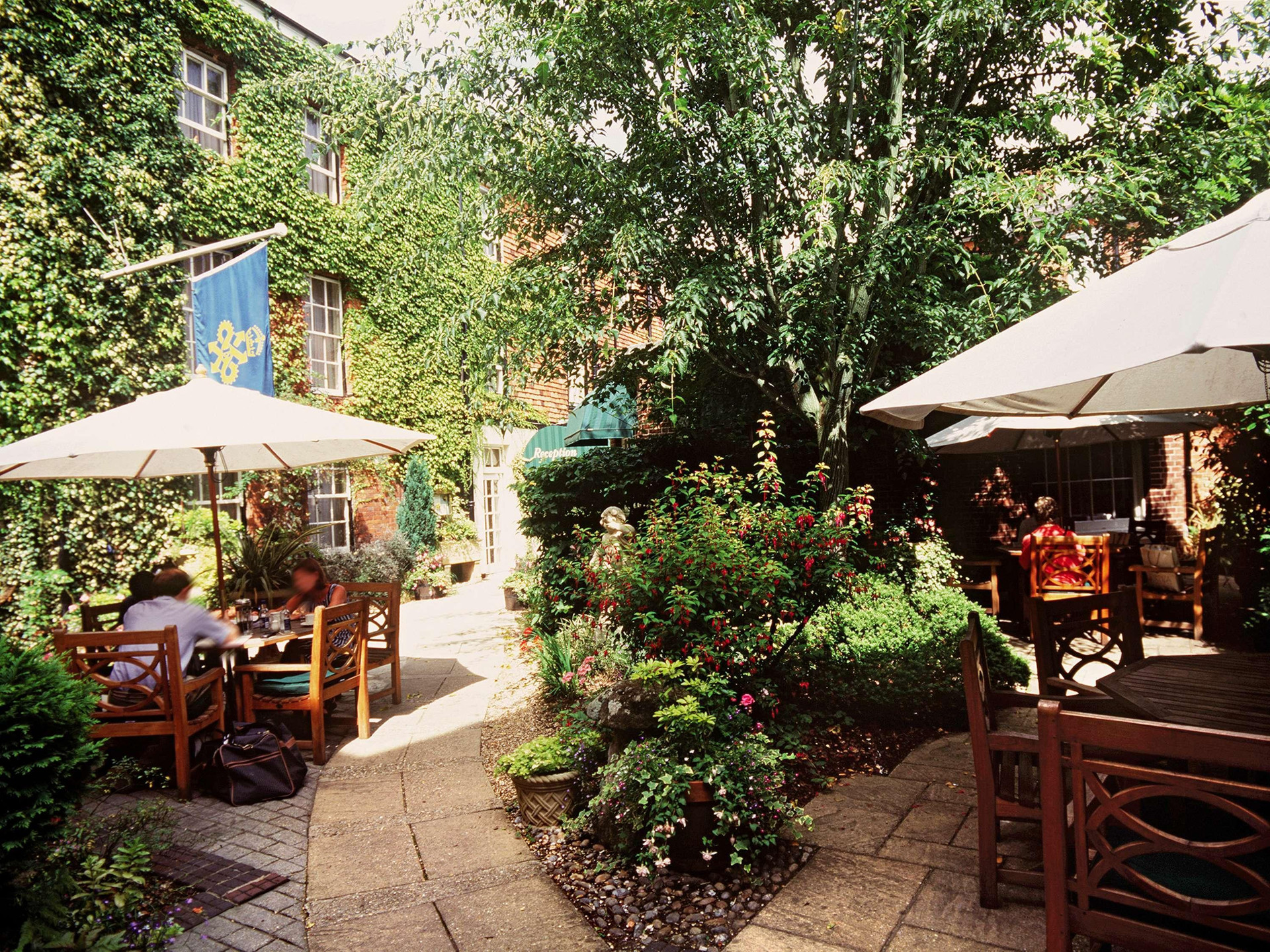 Vista Exterior Mercure White Hart Hotel Salisbury and Apartments