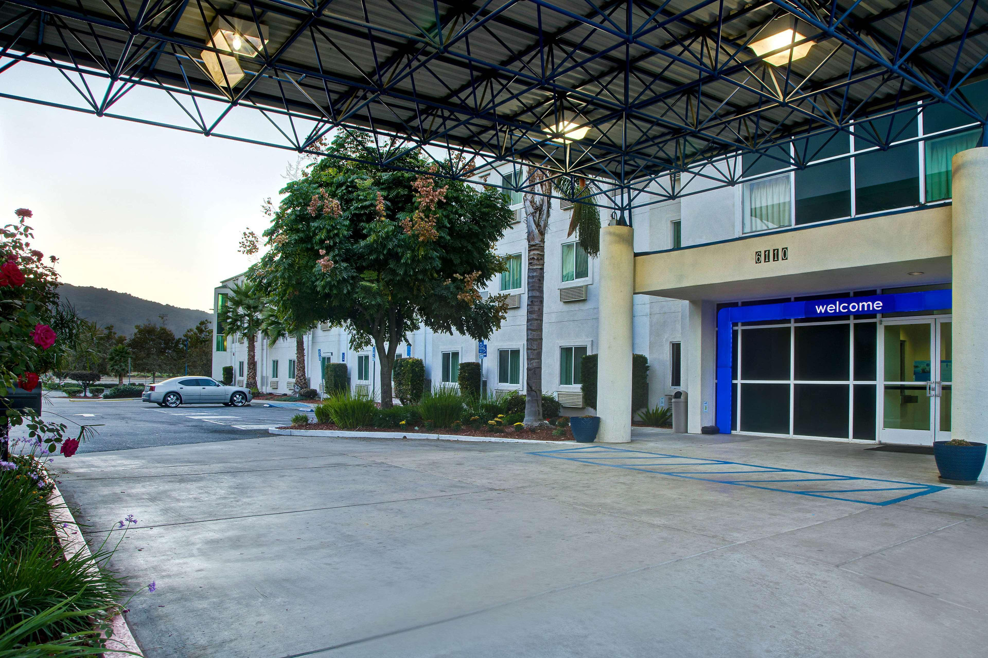 Vista Exterior Motel 6 Gilroy, CA