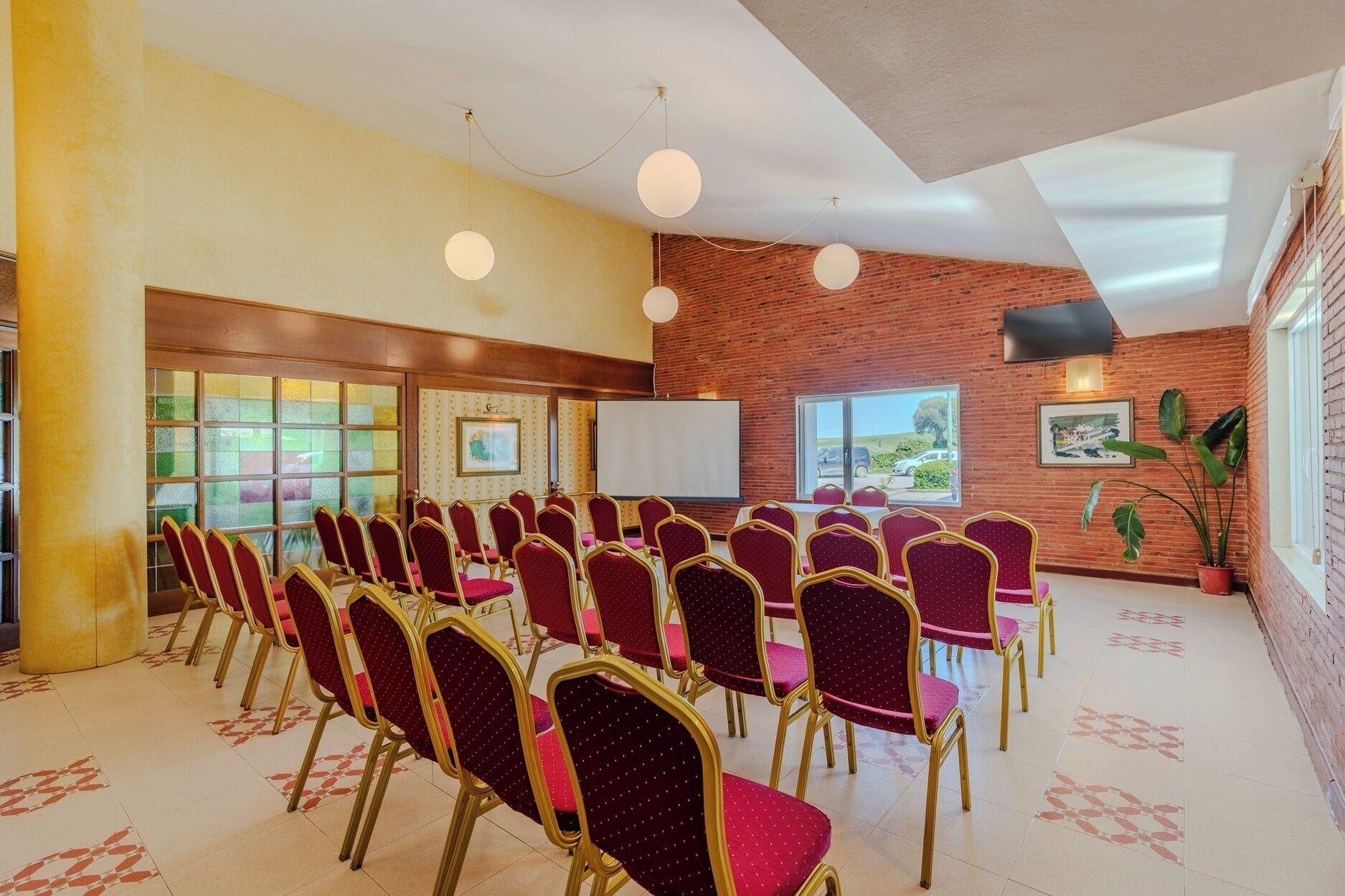 Sala de Reuniones Rey Arturo Burgos