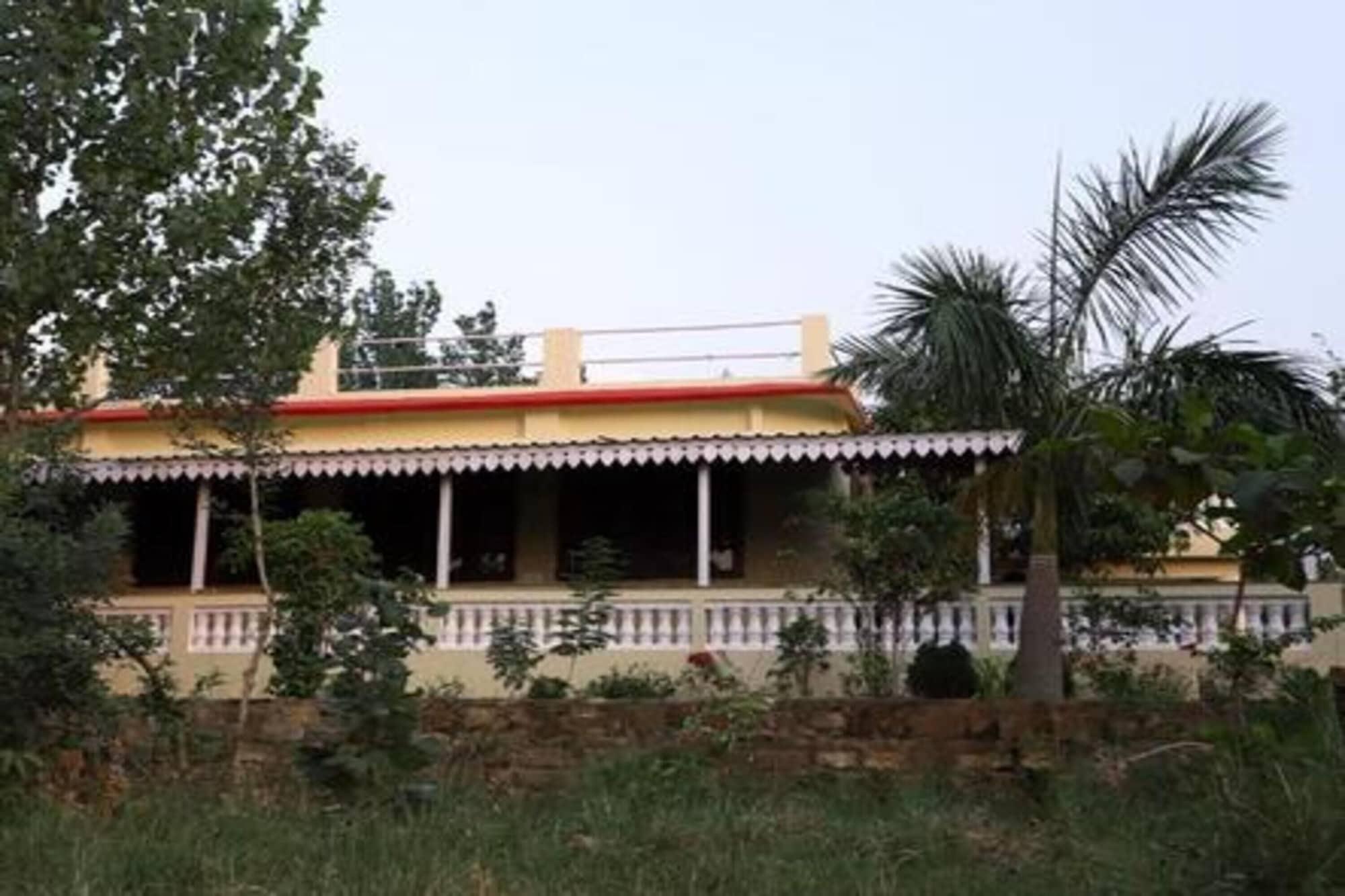 Vista Exterior Karnavati Retreat