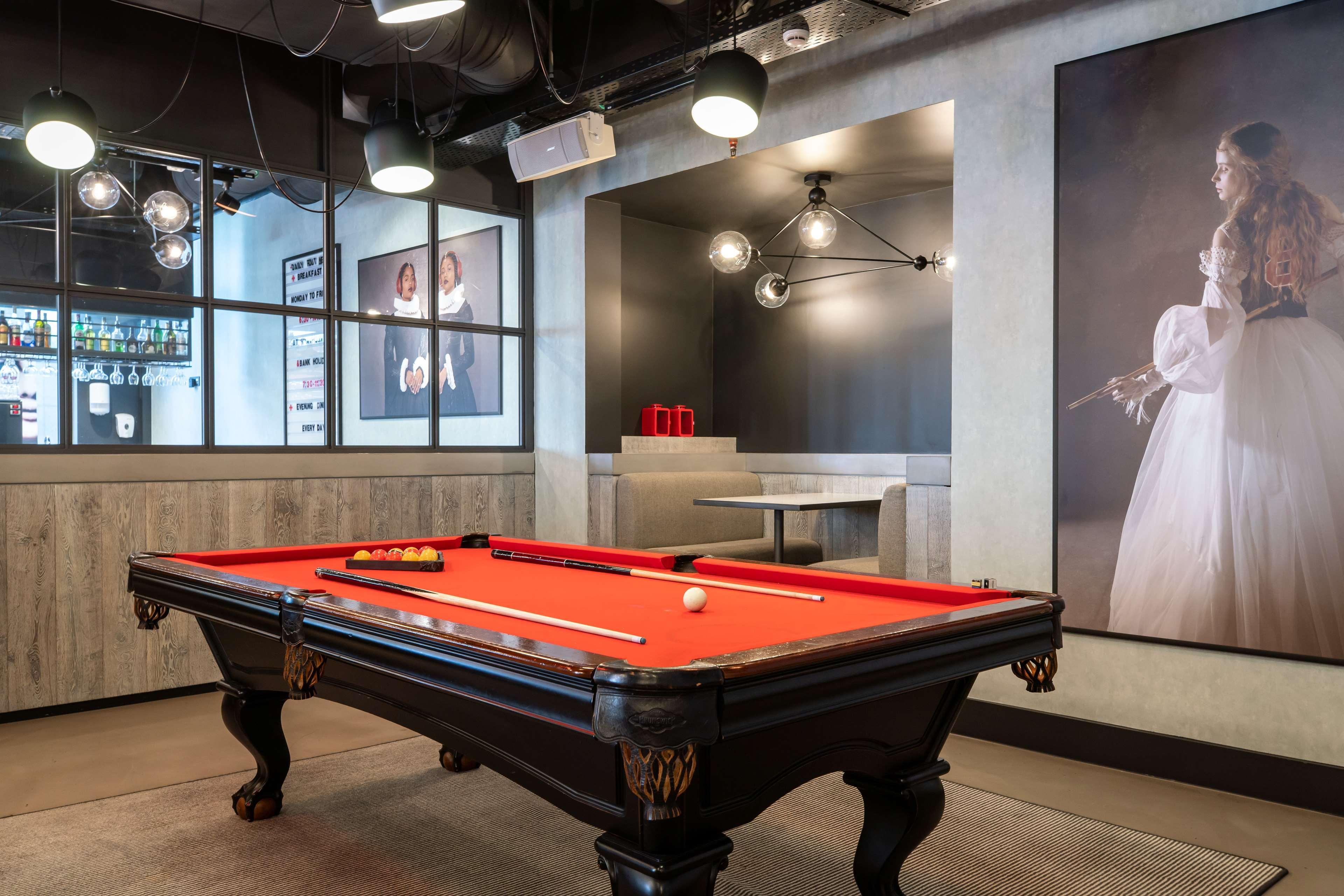 Bar/Salón Radisson RED Brussels