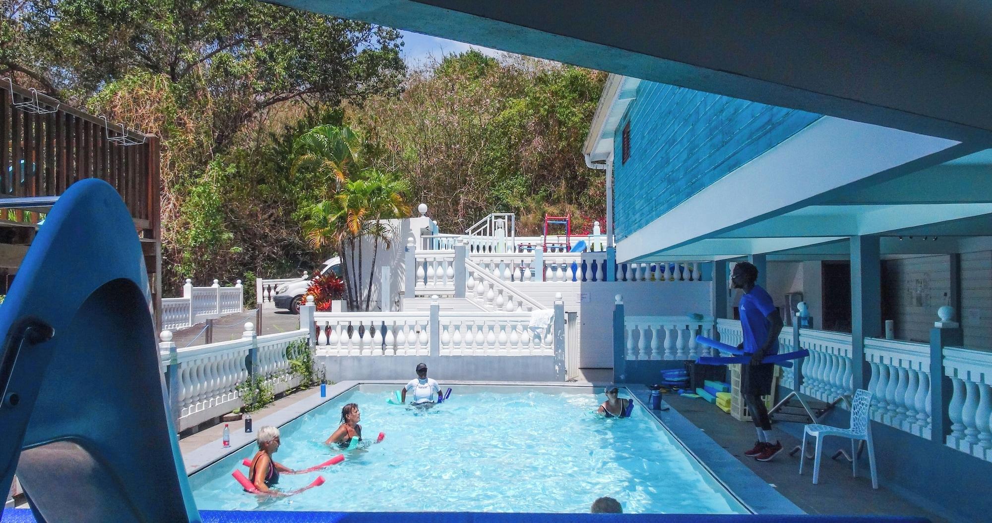 Vista Piscina REVE BLEU Appartements studio et une suite avec baignoire