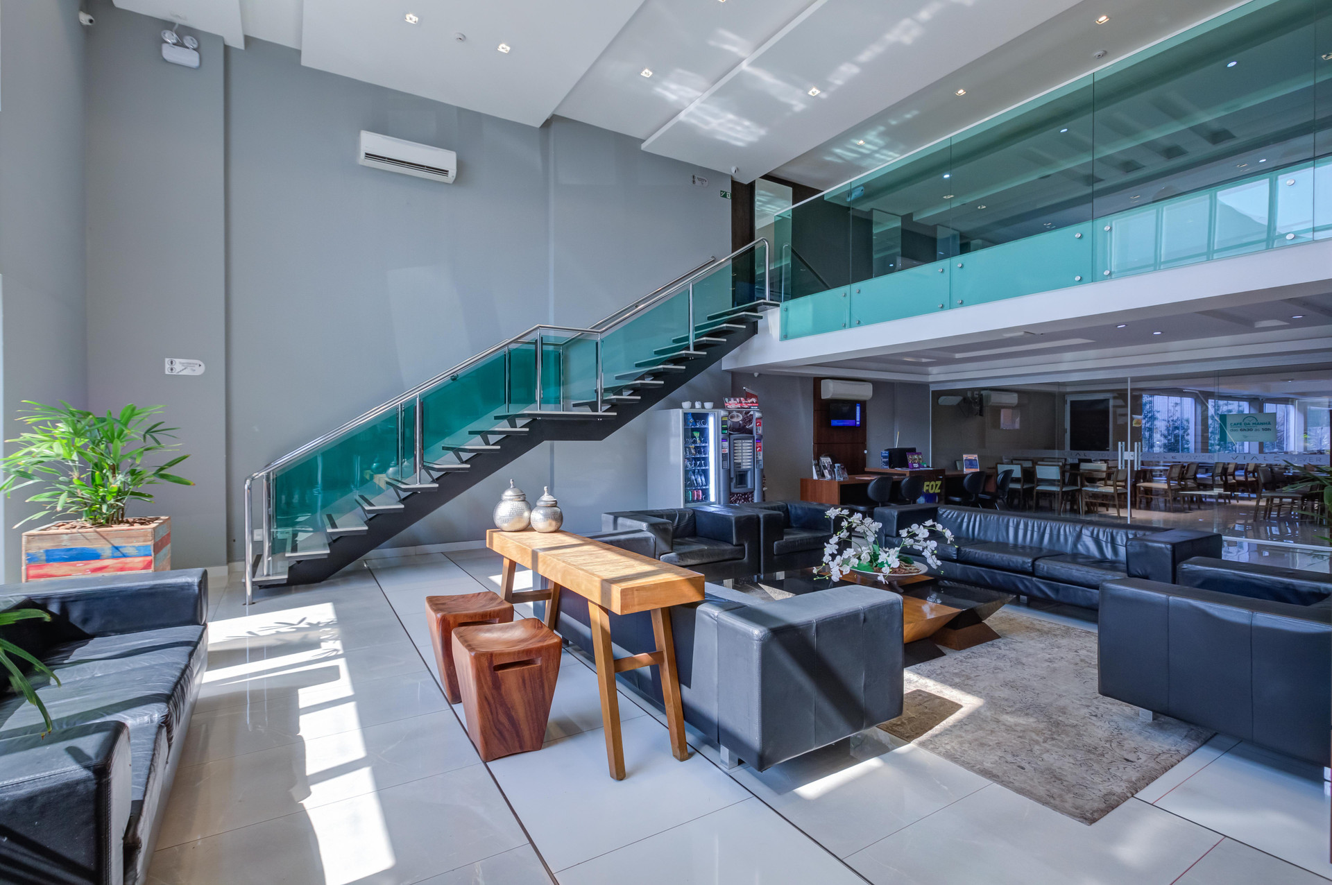 Vista Lobby Viale Tower Hotel