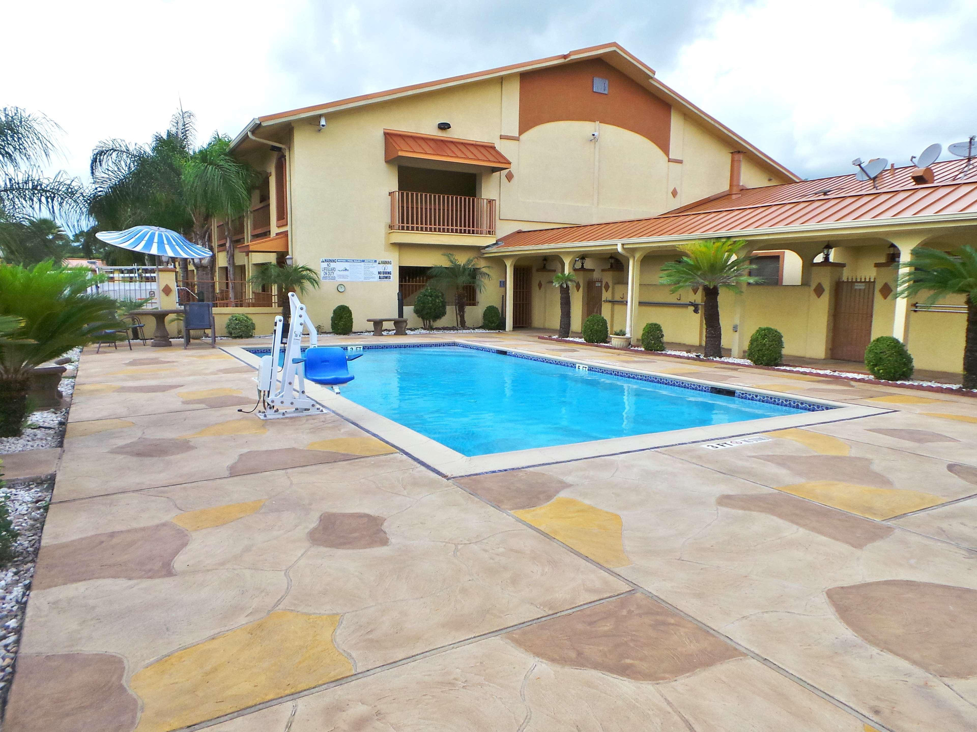 Vista Piscina Americas Best Value Inn & Suites Alvin Houston