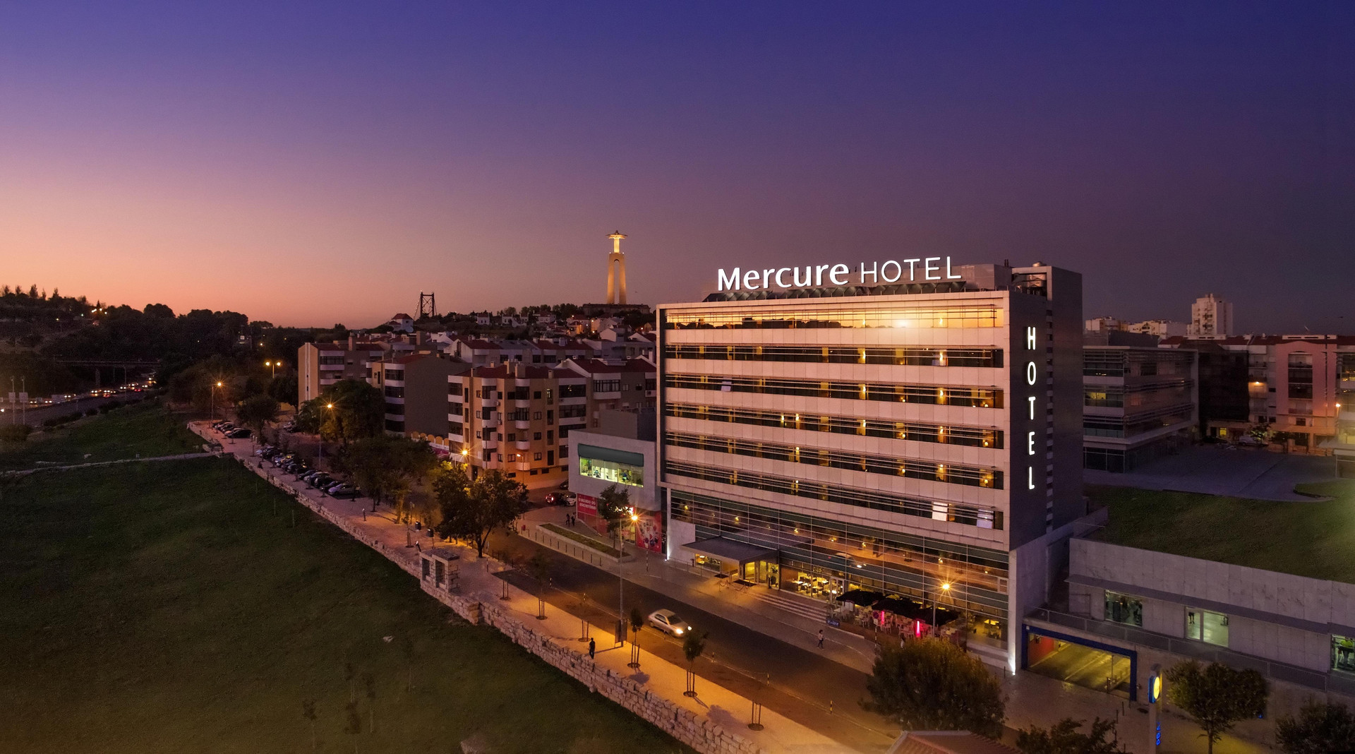 Vista Lobby Mercure Lisboa Almada
