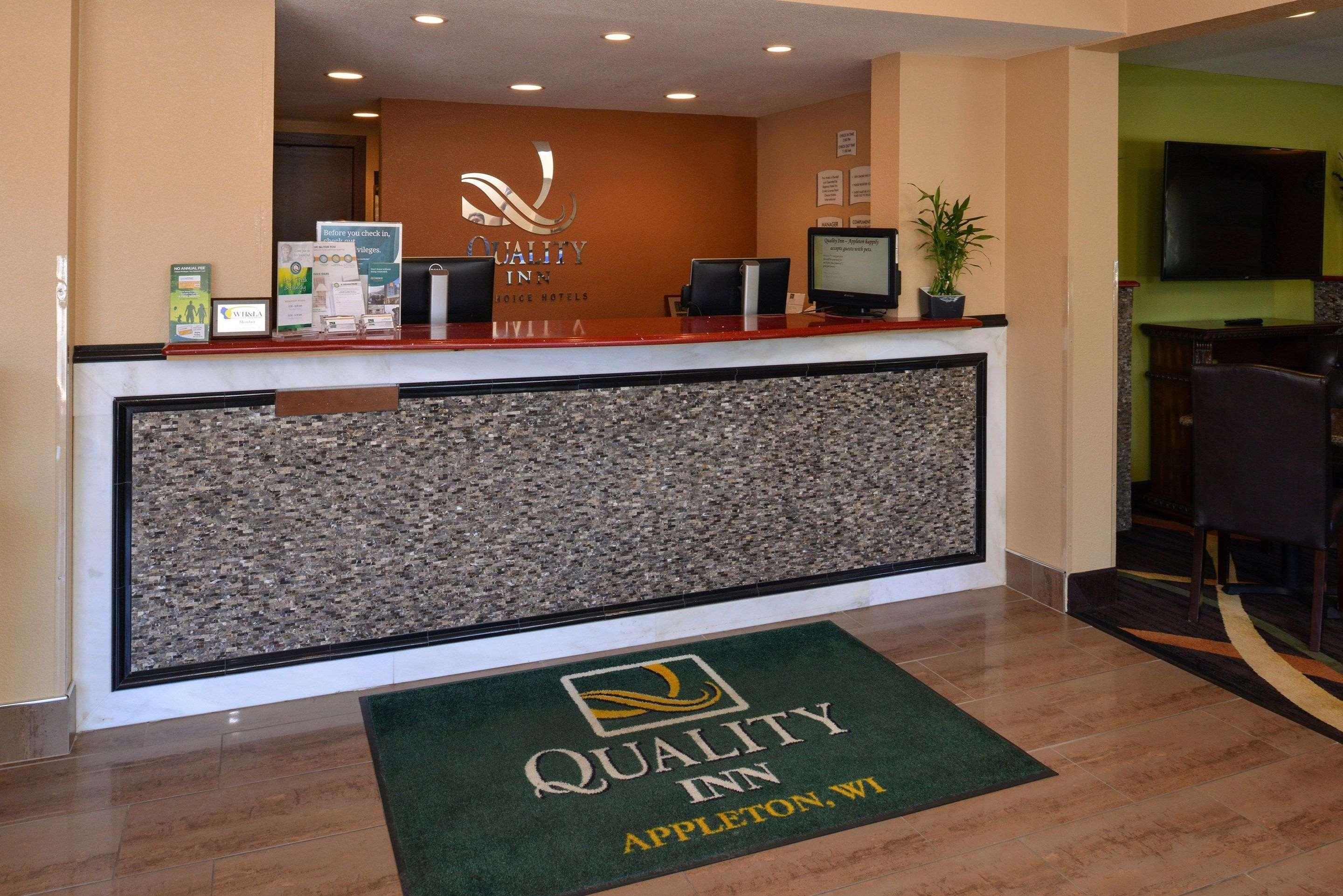 Vista Lobby Quality Inn Appleton West