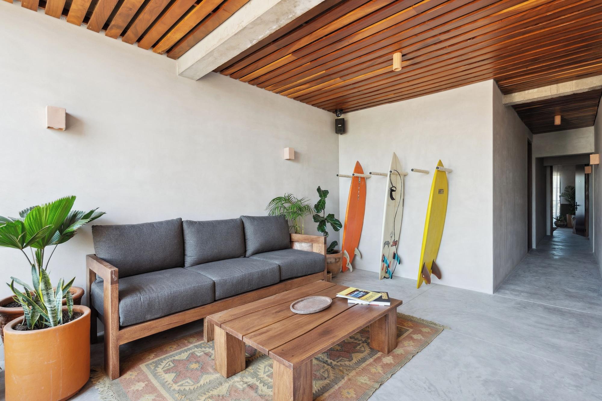 Bar/Salón ALMA Surf Lodge