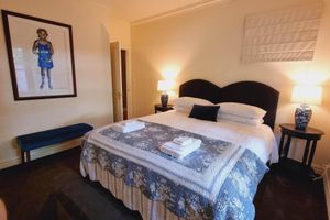 Alquiler Vacacional - Noonan House. 5 minute walk to the centre of town. Spacious home on half acre.