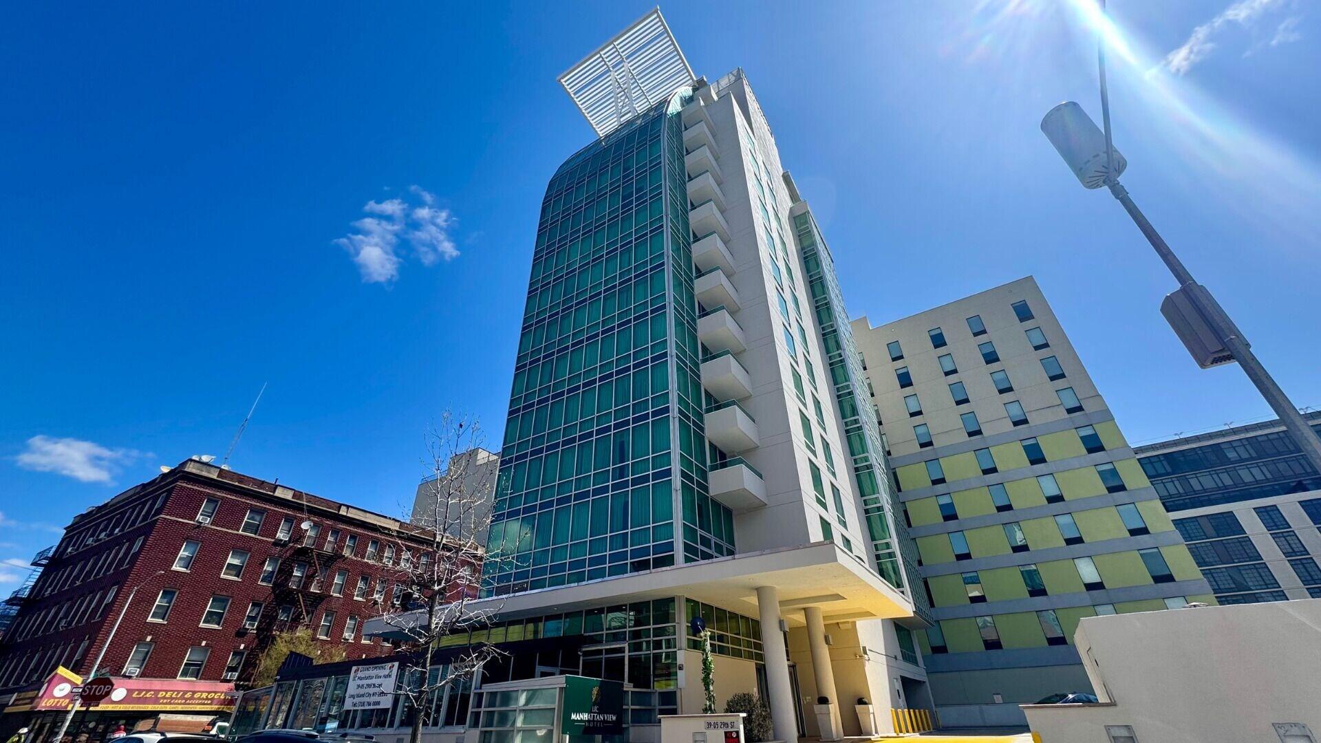 Vista Exterior Nap York Express at LIC Manhattan View