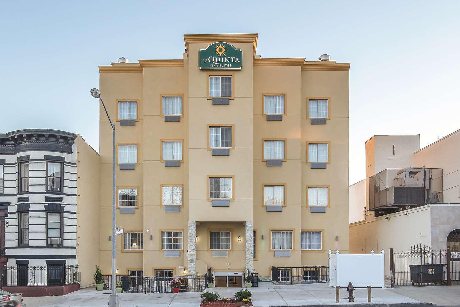 Vista Exterior La Quinta Inn & Suites Brooklyn East