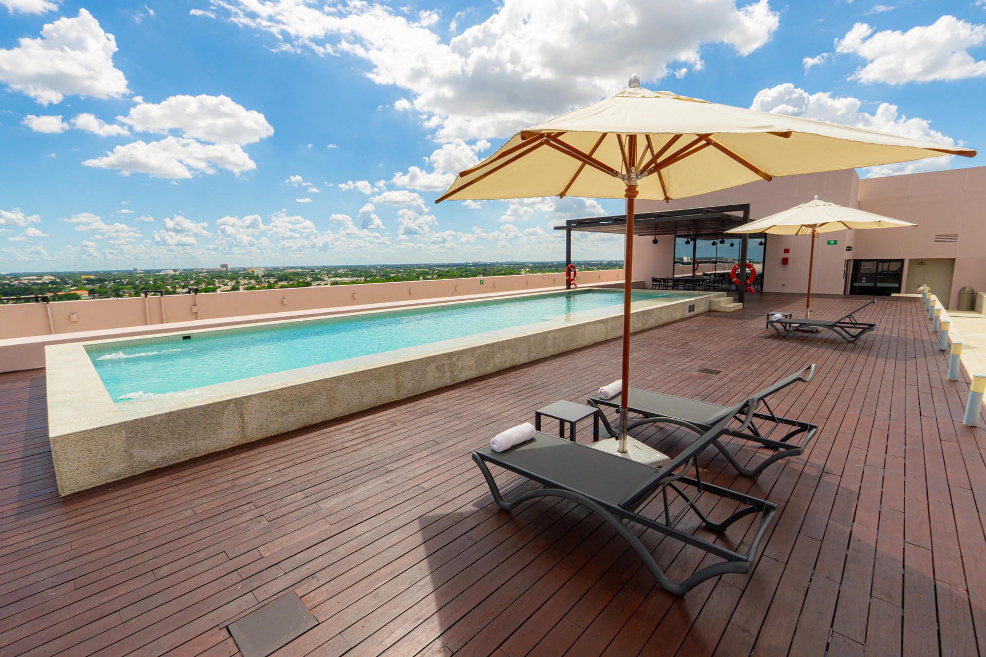 Vista Piscina Crowne Plaza Merida by IHG